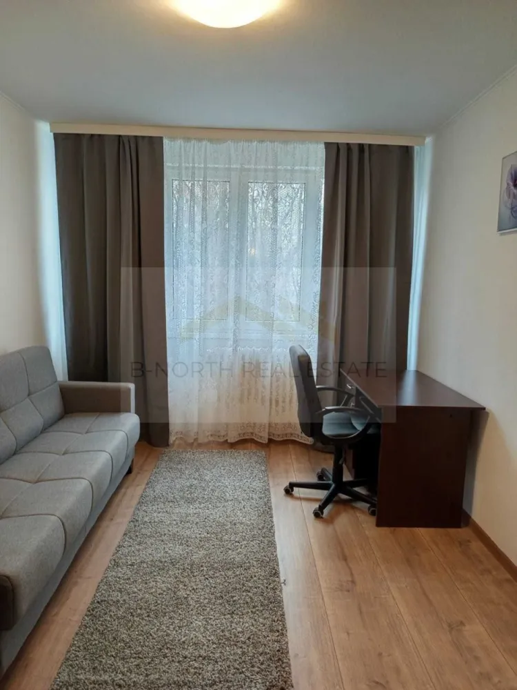 Apartament 3 camere de închiriat | Alexandru Obregia – Piața Sudului | 69 mp - B-North Real Estate vă propune spre închiriere un apartament cu 3 camere, situat pe Bulevardul Alexandru Obregia, într-o zonă bine conectată, cu stația STB chiar în fața blocului și acces facil către stația de metrou Piața Sudului.
Apartamentul este situat la etajul 2, are o suprafață totală de 69 mp și se închiriază complet mobilat și utilat, fiind pregătit pentru mutare imediată.

Caracteristici principale:

3 camere
Compartimentare decomandată
Suprafață totală: 69 mp
Etaj 2
Complet mobilat și utilat
Disponibil imediat

Dotări și beneficii:

Aer condiționat
Boiler
Bucătărie complet utilată
Mobilier complet
Spații generoase de depozitare
Logie
Baie cu aerisire naturală

Avantaje locație:

Bulevardul Alexandru Obregia
Stația STB în fața blocului
Aproximativ 20 de minute de mers până la metrou Piața Sudului
În apropiere de magazine, piață, școli și grădinițe
Zonă cu spații verzi și acces rapid către principalele puncte de interes

Preț și condiții:

Chirie: 477 euro/lună
Garanție: echivalentul unei luni de chirie
Contract înregistrat la ANAF

Pentru informații suplimentare și programarea unei vizionări, contactați B-North Real Estate.