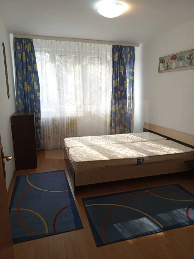Apartament 3 camere de închiriat | Alexandru Obregia – Piața Sudului | 69 mp - B-North Real Estate vă propune spre închiriere un apartament cu 3 camere, situat pe Bulevardul Alexandru Obregia, într-o zonă bine conectată, cu stația STB chiar în fața blocului și acces facil către stația de metrou Piața Sudului.
Apartamentul este situat la etajul 2, are o suprafață totală de 69 mp și se închiriază complet mobilat și utilat, fiind pregătit pentru mutare imediată.

Caracteristici principale:

3 camere
Compartimentare decomandată
Suprafață totală: 69 mp
Etaj 2
Complet mobilat și utilat
Disponibil imediat

Dotări și beneficii:

Aer condiționat
Boiler
Bucătărie complet utilată
Mobilier complet
Spații generoase de depozitare
Logie
Baie cu aerisire naturală

Avantaje locație:

Bulevardul Alexandru Obregia
Stația STB în fața blocului
Aproximativ 20 de minute de mers până la metrou Piața Sudului
În apropiere de magazine, piață, școli și grădinițe
Zonă cu spații verzi și acces rapid către principalele puncte de interes

Preț și condiții:

Chirie: 477 euro/lună
Garanție: echivalentul unei luni de chirie
Contract înregistrat la ANAF

Pentru informații suplimentare și programarea unei vizionări, contactați B-North Real Estate.