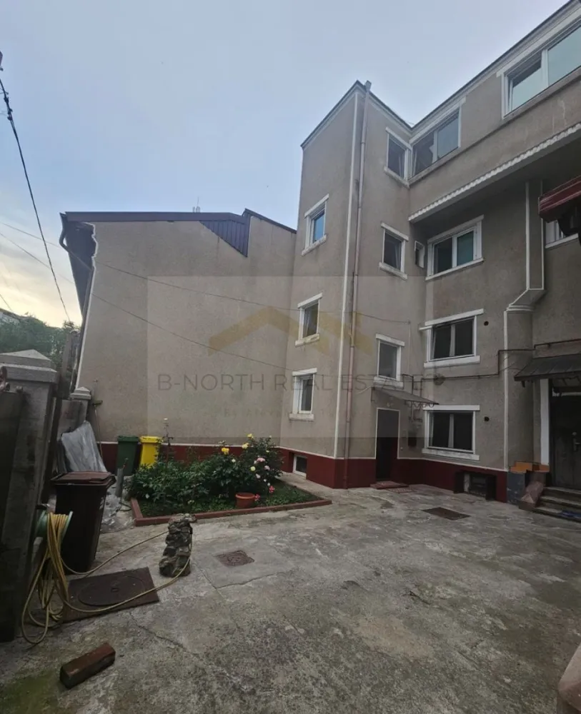 Casă de închiriat | Zonă Centrală | Lângă Parcul Carol | Ideală pentru birouri - B-North Real Estate vă propune spre închiriere o proprietate spațioasă, situată într-o zonă centrală și liniștită, la doar câteva minute de Parcul Carol, una dintre cele mai apreciate zone ale Bucureștiului.
Datorită compartimentării eficiente și poziționării excelente, proprietatea este potrivită atât pentru locuință, cât și pentru sediu de firmă, cabinet de avocatură, cabinet medical, clinică, activități de consultanță sau birouri.

Caracteristici principale:

Casă individuală
4 camere spațioase și luminoase
3 băi
Bucătărie complet funcțională
Demisol utilizabil pentru depozitare, arhivă sau spațiu auxiliar
Finisaje moderne
Renovată recent
Compartimentare practică și versatilă
Spații generoase
Luminozitate naturală excelentă
Disponibilă imediat
Potrivită pentru locuire sau activități profesionale
Ideală pentru sediu de firmă
Cabinete de avocatură, contabilitate sau consultanță
Cabinete medicale sau psihologie
Birouri administrative
Zonă liniștită și reprezentativă

Localizare excelentă:

La câteva minute de Parcul Carol
Acces rapid către Piața Unirii, Piata Constitutiei și centrul orașului
Aproape de mijloace de transport în comun
Restaurante, cafenele și magazine în proximitate
Acces facil către principalele artere ale Capitalei

Recomandată pentru:

Familie
Firmă de consultanță
Cabinet de avocatură
Cabinet medical
Agenție de servicii
Sediu administrativ

Preț și condiții:

Chirie: 1.300 euro/lună (negociabil)
Disponibilă imediat

Pentru informații suplimentare și programarea unei vizionări, contactați B-North Real Estate.