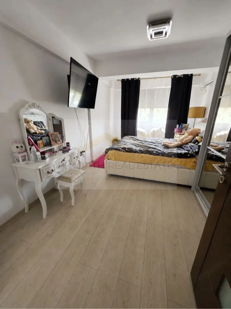 Vilă duplex de închiriat Popești-Leordeni | clinică / birouri / After-School - B-North Real Estate vă propune spre închiriere o vilă tip duplex modernă, complet mobilată și utilată, situată în Popești-Leordeni, într-o zonă liniștită de vile, cu acces rapid către București și stația de metrou Dimitrie Leonida.
Proprietatea este ideală pentru activități comerciale și profesionale precum clinică medicală, cabinete individuale, centru educațional, after-school, grădiniță privată, birouri de firmă sau centru de terapii și wellness.
Vila beneficiază de compartimentare practică și spații generoase, fiind pregătită pentru utilizare imediată.

Caracteristici principale:

Vilă duplex modernă de închiriat în Popești-Leordeni
3 camere spatioase cu posibilitatea extinderii la 6 camere ( mansarda )
Mansardă compartimentabilă în încă 2-3 camere
Living generos
Bucătărie complet utilată
2 băi
Complet mobilată și utilată
Finisaje moderne
Aer condiționat în camere
Spațiu flexibil pentru compartimentare birouri / cabinete
Disponibilă imediat

Exterior & curte:

Curte amenajată – aproximativ 180 mp
Foișor
Terasă închisă cu sticlă
Gazon natural cu sistem de aspersoare
2 locuri de parcare în curte
Parcare privată suplimentară la aproximativ 30 m

Potrivit pentru:

Clinică medicală
Cabinete stomatologice / psihologie / recuperare
Clinică estetică
Centru wellness / terapii
Birouri firmă (IT, consultanță, servicii)
Grădiniță privată
After-school / centru educațional

Beneficii și avantaje ale zonei:

Zonă liniștită de vile
Stradă asfaltată
Toate utilitățile disponibile
Acces rapid către București
Aproximativ 8 minute cu mașina până la metrou Dimitrie Leonida
Ideal pentru activități comerciale stabile și business în dezvoltare

Avantaje cheie:

Proprietate complet mobilată și gata de utilizare
Exterior amenajat complet
Spații versatile și ușor de adaptat
Zonă accesibilă și liniștită
Potențial excelent pentru activități cu public

Preț și condiții:

Chirie: 4.000 euro/lună (negociabil)
Contract pe termen lung
Disponibil imediat

Pentru detalii suplimentare și programarea unei vizionări, contactați B-North Real Estate.