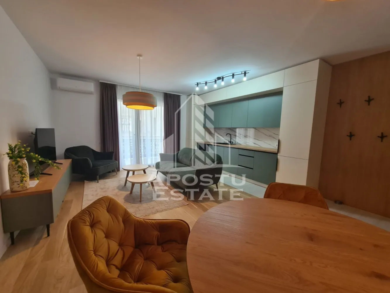 Apartament de lux cu 3 camere, de inchiriat, zona Circuvalatiunii - APOSTU ESTATE va propune spre inchiriere un apartament de lux cu 3 camere, 2 bai, confort 1 sporit, open space situat la etajul 3/7, zona Circumvalatiunii

Imobilul se intinde pe o suprafata utila de 72 mpu si este compartimentat astfel:
- hol de acces
- living open space
- 1 dormitor matrimonial
- 1 dormitor care poate fi folosit ca si camera copilului
- bucatarie utilata si mobilata complet inclusiv cu pahare, vesela, etc
- 2 bai, una de servici cu dus si alta cu cada
- terasa deschisa de 8mp
Confortul termic se realizeaza prin intermediul centralei pe imobil si al aparatelor de aer conditionat. Smart home system pentru reglare temperaturi in fiecare incapere. Incalzire este prin pardoseala.
Apartamentul are un loc de parcare la subteran inclus in pret.
Toate electrocasnicele sunt de cea mai inalnta calitate, iar mobilierul din living si bucatarie este facut pe comanda de la designerii italieni Rovere.
Vecinatati:
- Mega Image, LIDL, Kaufland
- Iulius Town
- Piata Unirii, Piata Operei
- McDonalds
- Mijloace de transport in comun

Apartamentul este la prima inchiriere.
Garantia este echivalenta a 2 luni de chirie.
Nu se accepta animale de companie si sa se fumeze in incinta imobilului.
Disponibil din 1.08.2026
Va asteptam cu drag la o vizionare!
ID intern: CP3200772!