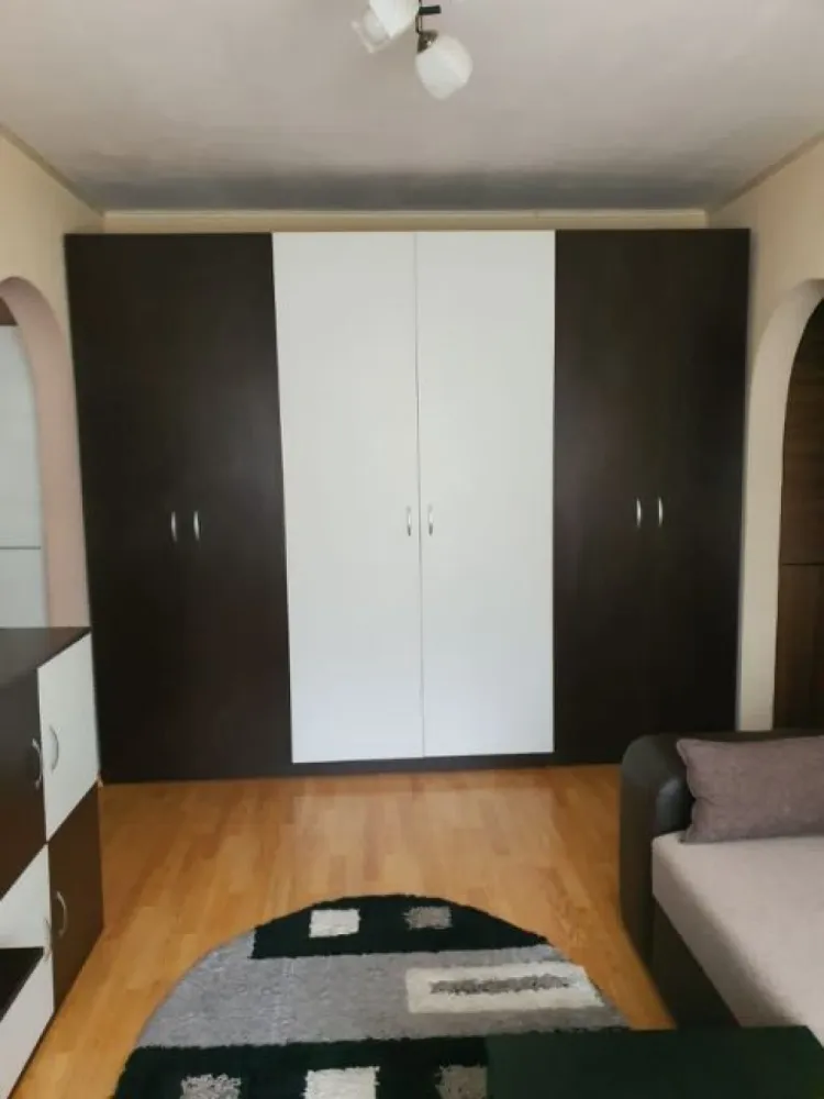 De vanzare apartament cu 2 camere etaj 1, Micro 38, 59.000 euro - Se oferă spre vânzare un apartament cu 2 camere semidecomandat, situat în cartierul Micro 38, la etajul 1, ideal atât pentru locuit, cât și pentru investiție.
Apartamentul dispune de:
- centrală termică proprie;
- aer condiționat;
- ferestre cu tâmplărie PVC și geam termopan;
- gresie și faianță;
- se vinde mobilat și utilat, gata de mutare;
- izolatie interioara si exterioara
- întreținut, curat și cu un aspect plăcut.
Avantaje ale zonei:
- în apropiere de magazine (Supeco, Lidl);
- școală și grădiniță la câteva minute;
- acces facil la mijloace de transport și alte puncte de interes.
Preț: 59.000 €
Pentru mai multe informații sau pentru programarea unei vizionări, vă rog să mă contactați 0741.030.291 Marilena, Agentia Mag Invest.