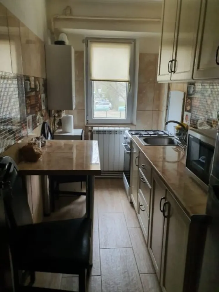 De vanzare apartament cu 2 camere etaj 1, Micro 38, 59.000 euro - Se oferă spre vânzare un apartament cu 2 camere semidecomandat, situat în cartierul Micro 38, la etajul 1, ideal atât pentru locuit, cât și pentru investiție.
Apartamentul dispune de:
- centrală termică proprie;
- aer condiționat;
- ferestre cu tâmplărie PVC și geam termopan;
- gresie și faianță;
- se vinde mobilat și utilat, gata de mutare;
- izolatie interioara si exterioara
- întreținut, curat și cu un aspect plăcut.
Avantaje ale zonei:
- în apropiere de magazine (Supeco, Lidl);
- școală și grădiniță la câteva minute;
- acces facil la mijloace de transport și alte puncte de interes.
Preț: 59.000 €
Pentru mai multe informații sau pentru programarea unei vizionări, vă rog să mă contactați 0741.030.291 Marilena, Agentia Mag Invest.