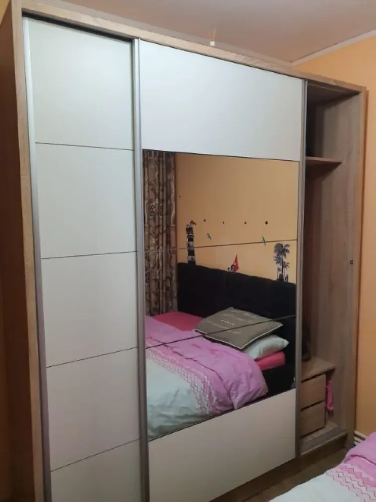 De vanzare apartament cu 2 camere etaj 1, Micro 38, 59.000 euro - Se oferă spre vânzare un apartament cu 2 camere semidecomandat, situat în cartierul Micro 38, la etajul 1, ideal atât pentru locuit, cât și pentru investiție.
Apartamentul dispune de:
- centrală termică proprie;
- aer condiționat;
- ferestre cu tâmplărie PVC și geam termopan;
- gresie și faianță;
- se vinde mobilat și utilat, gata de mutare;
- izolatie interioara si exterioara
- întreținut, curat și cu un aspect plăcut.
Avantaje ale zonei:
- în apropiere de magazine (Supeco, Lidl);
- școală și grădiniță la câteva minute;
- acces facil la mijloace de transport și alte puncte de interes.
Preț: 59.000 €
Pentru mai multe informații sau pentru programarea unei vizionări, vă rog să mă contactați 0741.030.291 Marilena, Agentia Mag Invest.