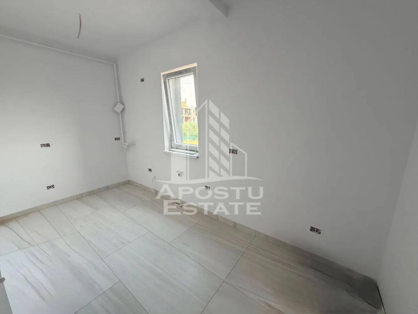 Apartament cu 2 camere, decomandat, etaj 1, zona Planetelor - APOSTU ESTATE va ofera spre vanzare un apartament cu 2 camere, decomandat, situat la etaj intermediar in zona Planetelor din Giroc.
Dispune de o suprafata utila de 58 mp + balcon inchis de aproximativ 5 mp fiecare.
Confortul termic se realizeaza cu ajutorul centralei proprii pe gaz cu incalzire in pardoseala.
1 loc de parcare.
Regimul de inaltime al blocului este P+2+M
Geamuri tripan de la Gealan, usi Klassen.
Pe etaj sunt 3 apartamente.
Acoperis de tigla de beton, pod izolat.

Compartimentare:
- living
- bucatarie inchisa
- baie
- dormitor
- balcon

Pretul este 104.400 euro negociabil
Va asteptam cu drag la o vizionare!
CP 3200614