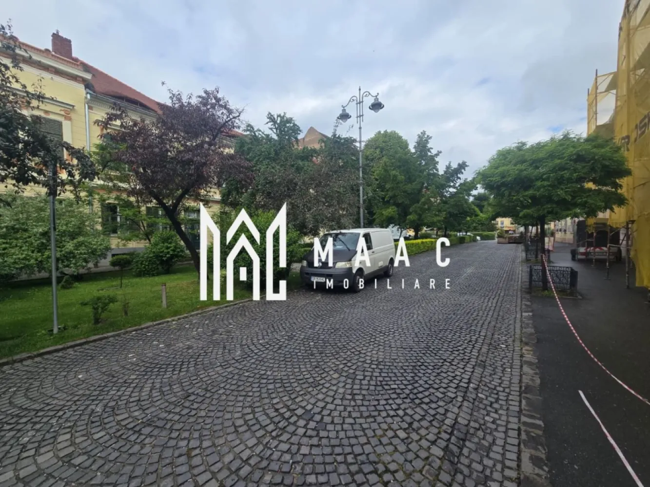 Apartament 2 camere decomandat | Sibiu Ultracentral | 61 mp, 2 băi - Apartament de vânzare în Sibiu, în zona Ultracentral, cu 2 camere decomandate, 61 mp utili și 2 băi, situat la parter, la doar 1 minut de Piața Mare.

Detalii proprietate:
• Suprafață utilă: 61 mp
• Suprafață construită: 84 mp
• Compartimentare: 2 camere decomandate
• 2 băi
• Parter, într-o clădire finalizată cu 3 niveluri
• An construcție: 1960
• Structură din cărămidă
• Stare interioară: bună
• Se vinde complet mobilat și utilat

Poziționarea ultracentrală oferă acces pietonal rapid către Piața Mare, atracții turistice, restaurante, cafenele și facilitățile importante ale orașului, fiind o opțiune potrivită pentru locuire în centrul Sibiului.

Contactați-ne pentru o vizionare și menționați Cod anunț CP3200680.

Conținut optimizat cu AI, aprobat de agent uman.