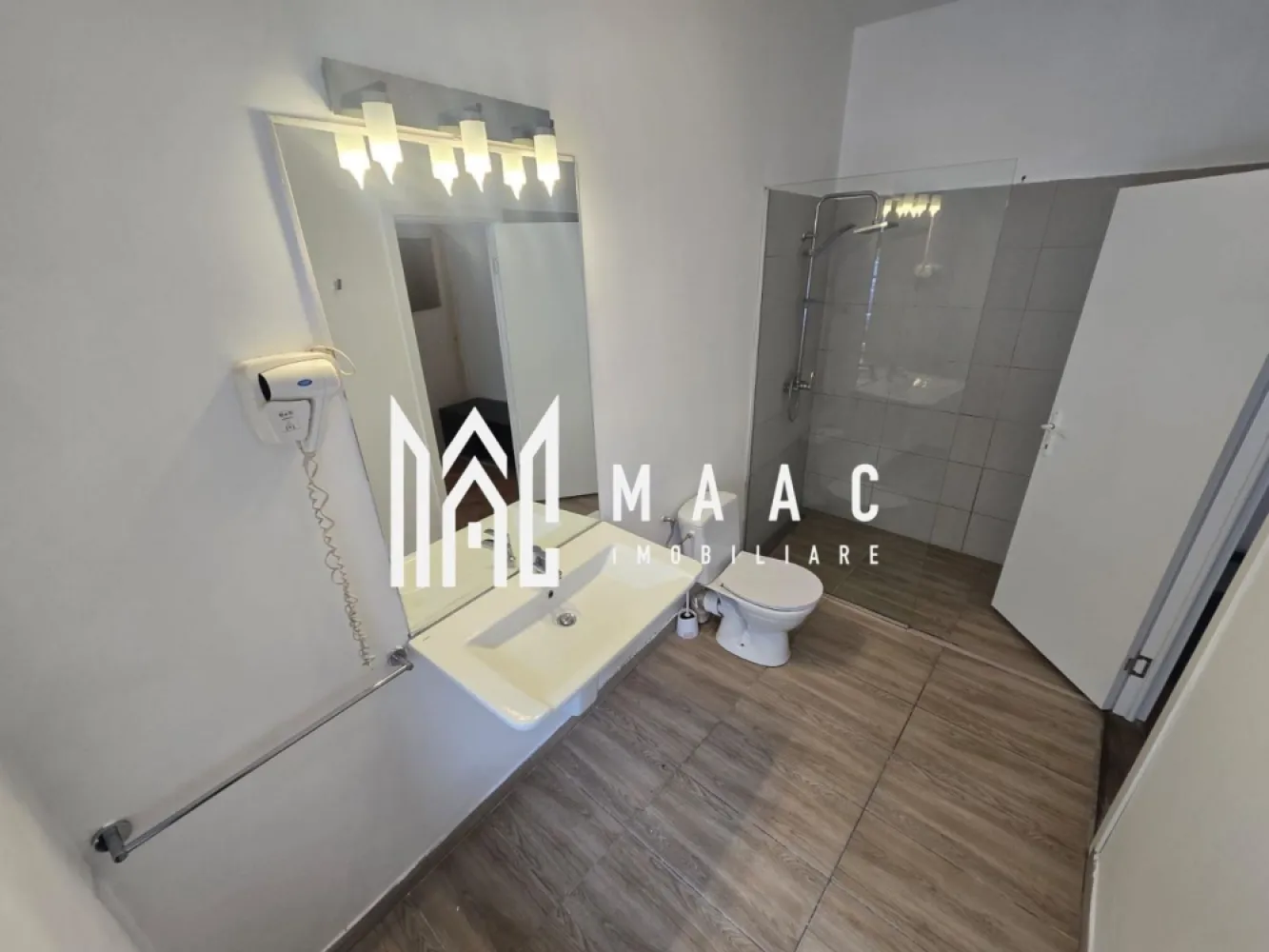Apartament 2 camere decomandat | Sibiu Ultracentral | 61 mp, 2 băi - Apartament de vânzare în Sibiu, în zona Ultracentral, cu 2 camere decomandate, 61 mp utili și 2 băi, situat la parter, la doar 1 minut de Piața Mare.

Detalii proprietate:
• Suprafață utilă: 61 mp
• Suprafață construită: 84 mp
• Compartimentare: 2 camere decomandate
• 2 băi
• Parter, într-o clădire finalizată cu 3 niveluri
• An construcție: 1960
• Structură din cărămidă
• Stare interioară: bună
• Se vinde complet mobilat și utilat

Poziționarea ultracentrală oferă acces pietonal rapid către Piața Mare, atracții turistice, restaurante, cafenele și facilitățile importante ale orașului, fiind o opțiune potrivită pentru locuire în centrul Sibiului.

Contactați-ne pentru o vizionare și menționați Cod anunț CP3200680.

Conținut optimizat cu AI, aprobat de agent uman.
