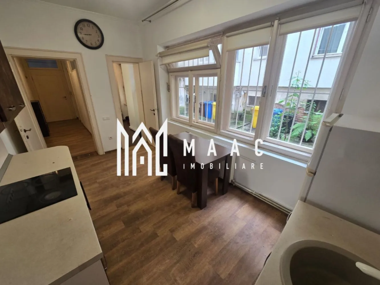 Apartament 2 camere decomandat | Sibiu Ultracentral | 61 mp, 2 băi - Apartament de vânzare în Sibiu, în zona Ultracentral, cu 2 camere decomandate, 61 mp utili și 2 băi, situat la parter, la doar 1 minut de Piața Mare.

Detalii proprietate:
• Suprafață utilă: 61 mp
• Suprafață construită: 84 mp
• Compartimentare: 2 camere decomandate
• 2 băi
• Parter, într-o clădire finalizată cu 3 niveluri
• An construcție: 1960
• Structură din cărămidă
• Stare interioară: bună
• Se vinde complet mobilat și utilat

Poziționarea ultracentrală oferă acces pietonal rapid către Piața Mare, atracții turistice, restaurante, cafenele și facilitățile importante ale orașului, fiind o opțiune potrivită pentru locuire în centrul Sibiului.

Contactați-ne pentru o vizionare și menționați Cod anunț CP3200680.

Conținut optimizat cu AI, aprobat de agent uman.