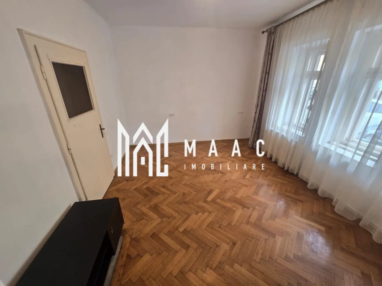 Apartament 2 camere decomandat | Sibiu Ultracentral | 61 mp, 2 băi - Apartament de vânzare în Sibiu, în zona Ultracentral, cu 2 camere decomandate, 61 mp utili și 2 băi, situat la parter, la doar 1 minut de Piața Mare.

Detalii proprietate:
• Suprafață utilă: 61 mp
• Suprafață construită: 84 mp
• Compartimentare: 2 camere decomandate
• 2 băi
• Parter, într-o clădire finalizată cu 3 niveluri
• An construcție: 1960
• Structură din cărămidă
• Stare interioară: bună
• Se vinde complet mobilat și utilat

Poziționarea ultracentrală oferă acces pietonal rapid către Piața Mare, atracții turistice, restaurante, cafenele și facilitățile importante ale orașului, fiind o opțiune potrivită pentru locuire în centrul Sibiului.

Contactați-ne pentru o vizionare și menționați Cod anunț CP3200680.

Conținut optimizat cu AI, aprobat de agent uman.