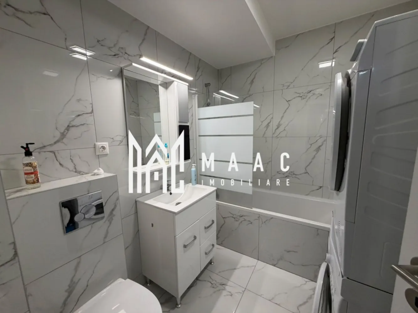 Apartament 3 camere decomandat | Doamna Stanca | 2022, AC - Apartament cu 3 camere decomandat, situat în zona Doamna Stanca din Șelimbăr, complet mobilat și utilat, cu aer condiționat și finisaje moderne, pregătit pentru mutare.

Detalii proprietate:
• 52 mp utili și compartimentare decomandată
• Living, 2 dormitoare, bucătărie și baie
• Etaj 3 din 3, apartament tip mansardă cu un singur perete teșit
• Imobil construit în 2022
• Stare interior: ultrafinisat
• Se vinde complet mobilat și utilat
• Mobilier realizat pe comandă, finisaje și decorațiuni San Marco
• Aer condiționat și 1 loc de parcare inclus

Apartamentul este amplasat în zona Doamna Stanca din Șelimbăr, într-un imobil cu regim de înălțime P+3, construit în 2022. Configurația interioară este gândită pentru folosirea eficientă a spațiului, iar amenajarea actuală oferă un ambient modern și bine organizat.

Cod anunț CP3200538. Contactează echipa MAAC Imobiliare pentru mai multe detalii și pentru programarea unei vizionări.