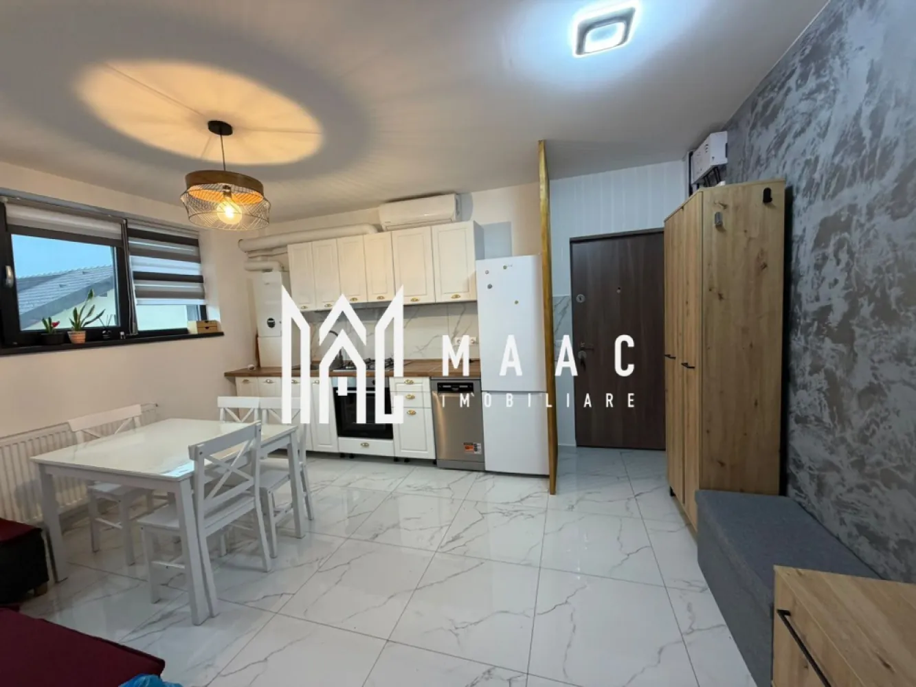 Apartament 3 camere decomandat | Doamna Stanca | 2022, AC - Apartament cu 3 camere decomandat, situat în zona Doamna Stanca din Șelimbăr, complet mobilat și utilat, cu aer condiționat și finisaje moderne, pregătit pentru mutare.

Detalii proprietate:
• 52 mp utili și compartimentare decomandată
• Living, 2 dormitoare, bucătărie și baie
• Etaj 3 din 3, apartament tip mansardă cu un singur perete teșit
• Imobil construit în 2022
• Stare interior: ultrafinisat
• Se vinde complet mobilat și utilat
• Mobilier realizat pe comandă, finisaje și decorațiuni San Marco
• Aer condiționat și 1 loc de parcare inclus

Apartamentul este amplasat în zona Doamna Stanca din Șelimbăr, într-un imobil cu regim de înălțime P+3, construit în 2022. Configurația interioară este gândită pentru folosirea eficientă a spațiului, iar amenajarea actuală oferă un ambient modern și bine organizat.

Cod anunț CP3200538. Contactează echipa MAAC Imobiliare pentru mai multe detalii și pentru programarea unei vizionări.