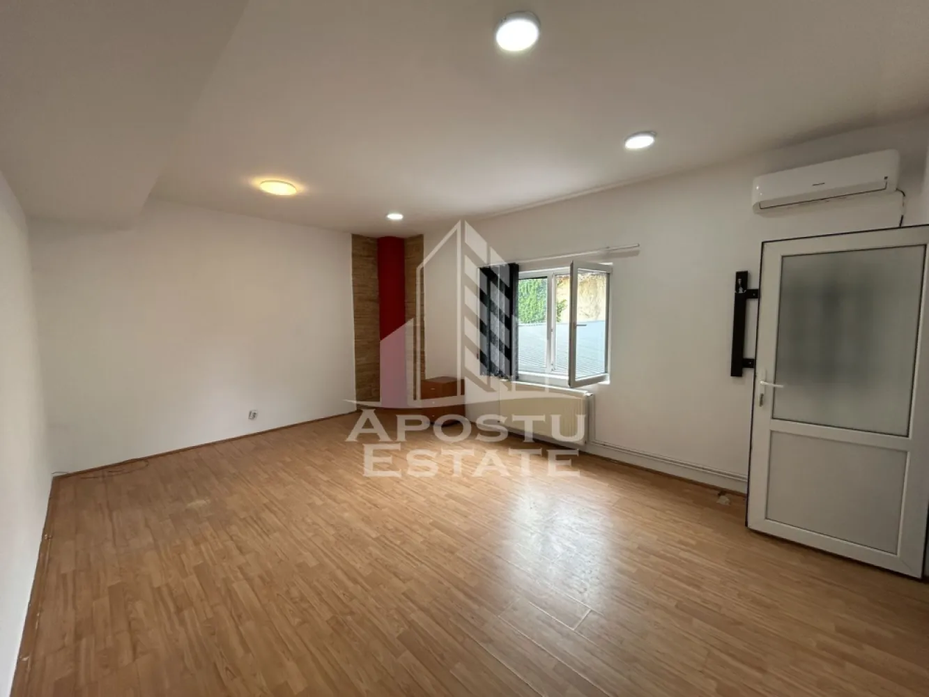 Spațiu birouri 24 mp de închiriat, zona Andrei Saguna. - Agentia imobiliara APOSTU ESTATE va ofera spre inchiriere spațiu pentru birouri , de 24 mp, in zona Andrei Saguna Timisoara.

Spațiul este amplasat la etajul 1 al unei cladiri de birouri, are suprafata totala de 24 mp, compus dintr-o singura încăpere .
 Grupurile sanitare sunt pe holul comun al clădirii. Contorizare separata pentru curent.
In imediata apropiere a cladirii sunt disponibile locuri de parcare. 
Confortul termic este asigurat de centrala proprie,a clădirii , pe gaz si calorifere.
Biroul dispune de instralatie de climatizare.

Va asteptam cu drag pentru o vizionare.
CP3200769