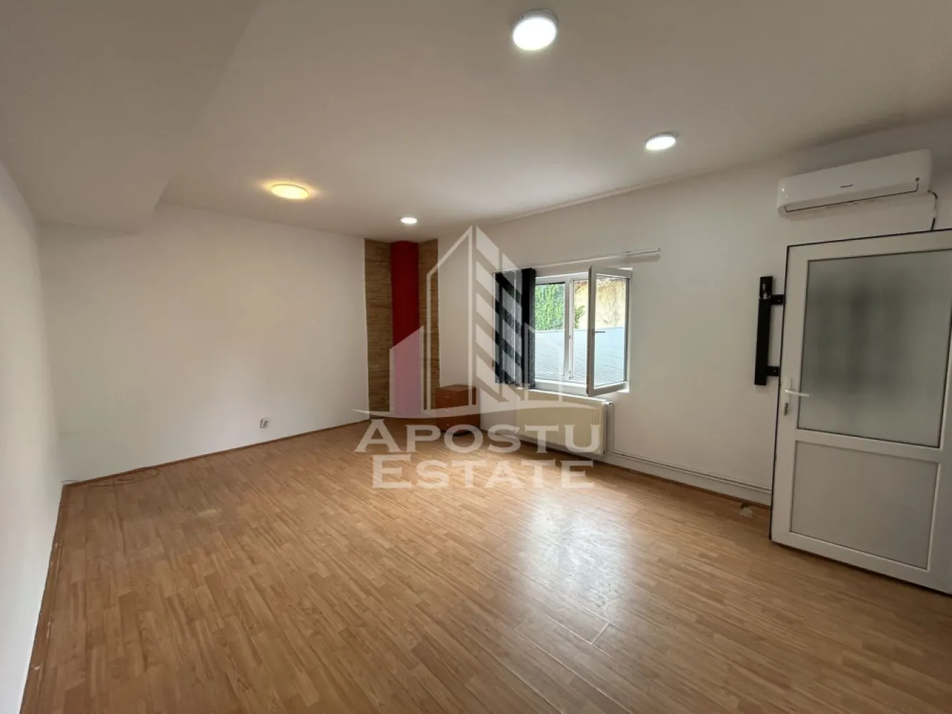 Spațiu birouri 24 mp de închiriat, zona Andrei Saguna. - Agentia imobiliara APOSTU ESTATE va ofera spre inchiriere spațiu pentru birouri , de 24 mp, in zona Andrei Saguna Timisoara.

Spațiul este amplasat la etajul 1 al unei cladiri de birouri, are suprafata totala de 24 mp, compus dintr-o singura încăpere .
 Grupurile sanitare sunt pe holul comun al clădirii. Contorizare separata pentru curent.
In imediata apropiere a cladirii sunt disponibile locuri de parcare. 
Confortul termic este asigurat de centrala proprie,a clădirii , pe gaz si calorifere.
Biroul dispune de instralatie de climatizare.

Va asteptam cu drag pentru o vizionare.
CP3200769