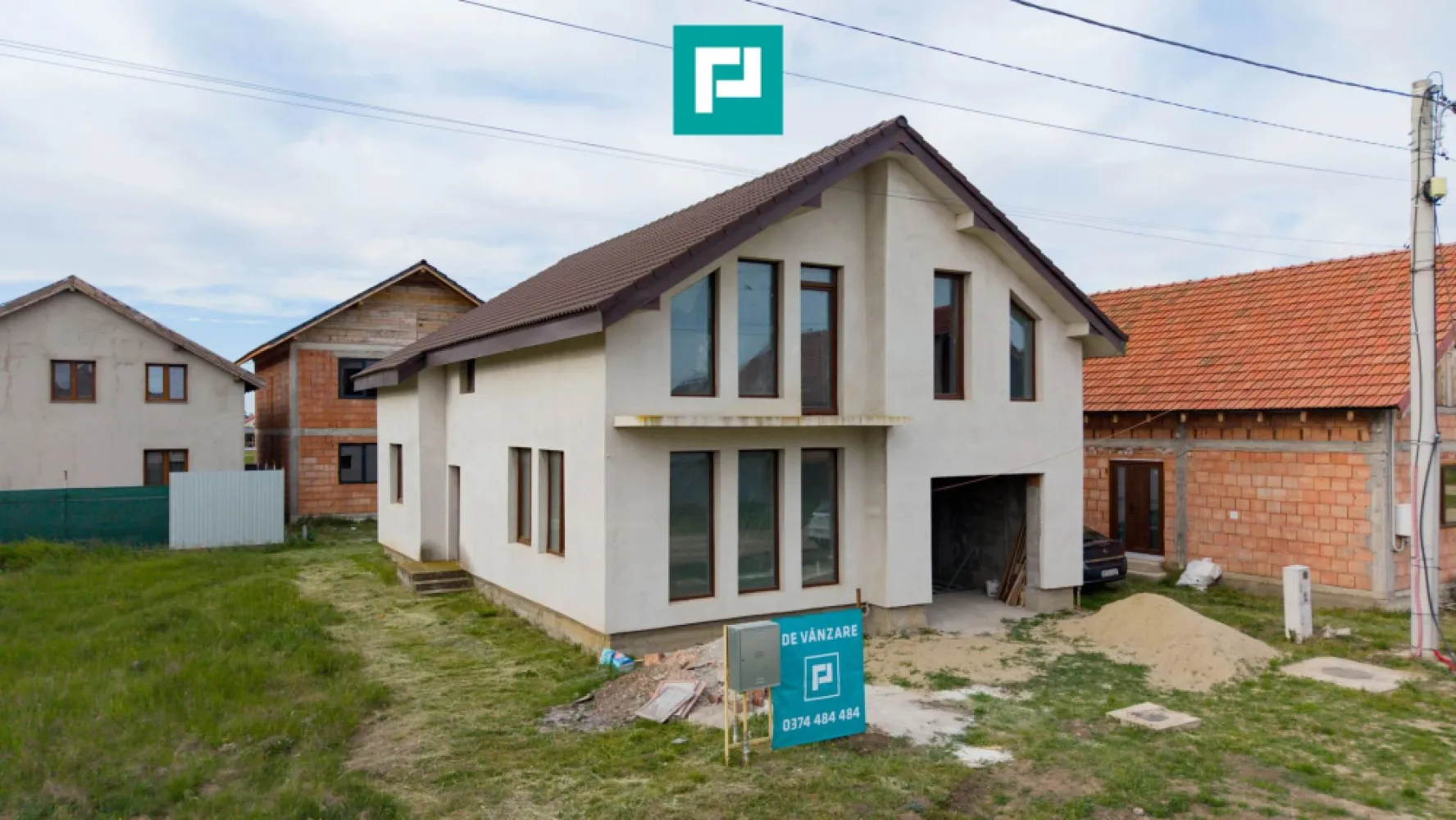 Casă impunătoare la gri în Curtici - Casă impunătoare de vânzare în Curtici – Zona Rezidențială Nouă

Descoperă confortul unei locuințe moderne, spațioase și extrem de luminoase, situată într-una dintre cele mai liniștite și apreciate zone noi din Curtici. Proprietatea este ideală pentru o familie care își dorește spațiu, intimitate și libertatea de a-și personaliza finisajele exact după propriul stil. 
Casa este la gri dar culoarea o dai tu!!

Caracteristici principale:
Casă nouă, la gri
Suprafață generoasă de aproximativ 200 mp
Compartimentare ideală – 5 camere
2 băi
Scări interioare
Dressinguri
Spații depozitare
Holuri mari
Bucătărie spațioasă cu cămară
2 balcoane
Ferestre tripan – eficiență termică și liniște
Garaj închis cu intrare în casă
Foarte luminoasă, cu spații aerisite
Zonă rezidențială nouă și liniștită

Utilități complete:
Gaz
Apă
Curent
Canalizare

Proprietatea oferă un echilibru perfect între eleganță, confort și funcționalitate, fiind alegerea ideală pentru cei care caută un cămin modern într-o zonă în continuă dezvoltare, aproape de Arad, dar departe de agitația orașului.

Curtici – cartier rezidențial nou, cu acces facil și atmosferă liniștită.

Curtici este o zonă aflată în dezvoltare rezidențială continuă, apreciată pentru liniște și accesul rapid către Arad. 

Pentru mai multe detalii și stabilirea unei vizionări asistate, contactează-mă la: 
Telefon: 0760672985
Email: jeanina.campan@propertylab.ro
Jeanina Câmpan - consultant imobiliar Propertylab

CP3031757
