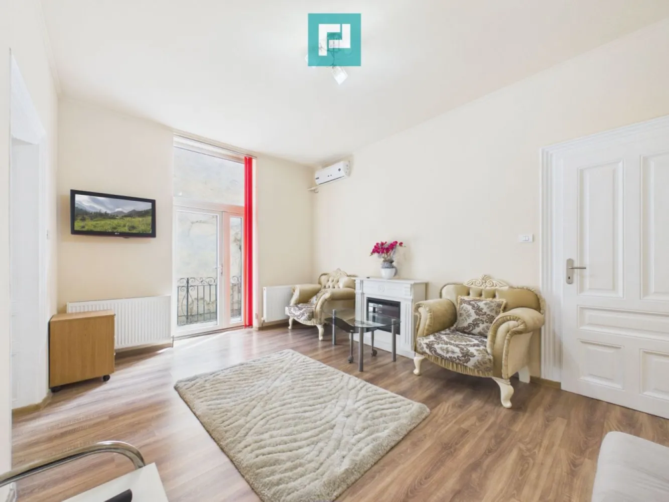 Apartament ultracentral,2 camere-Piata Avram Iancu - PropertyLab vă propune spre închiriere un apartament ultracentral, situat pe Bulevardul Revoluției, în apropierea Teatrului Clasic și a Pieței Avram Iancu.

Apartamentul este situat la etajul 1, are aproximativ 61 mp utili și a fost recent renovat, fiind complet mobiliat și utilat.

Compartimentare:

- living spațios
- dormitor matrimonial
- bucătărie complet echipată
- baie modernă cu duș walk-in

Dotări:

- centrală proprie pe gaz
- aer condiționat
- mașină de spălat rufe
- mașină de spălat vase
- cuptor + microunde
- TV în ambele camere

Apartamentul beneficiază de garaj situat în curte, disponibil opțional, contra cost.

Disponibil pentru mutare imediată.

Pentru mai multe detalii sau programarea unei vizionări, contactează-mă!

Valea Alexandra - Consultant Imobiliar PropertyLab
alexandra.valea@propertylab.ro
0746756071

CP3030670