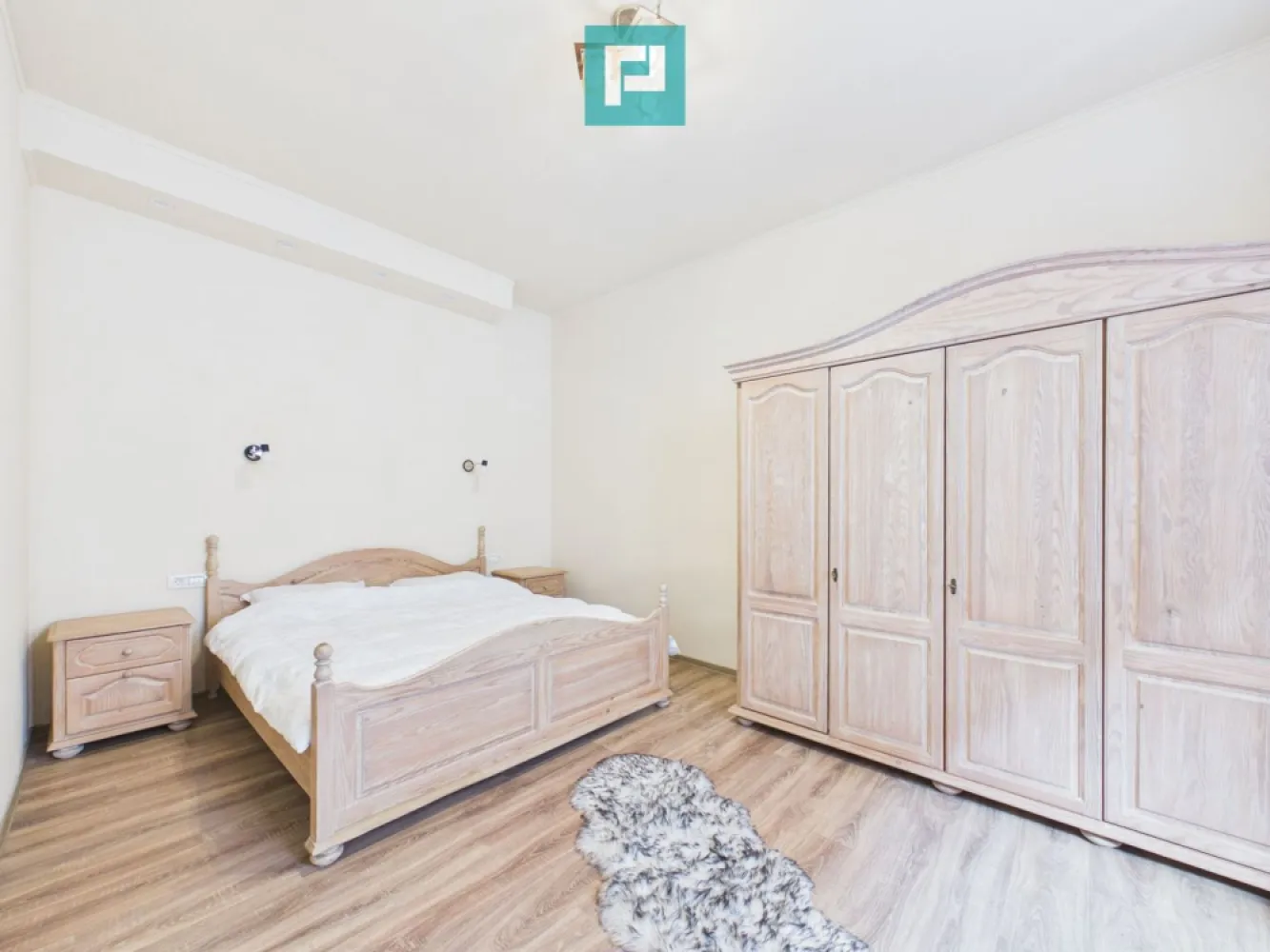 Apartament ultracentral,2 camere-Piata Avram Iancu - PropertyLab vă propune spre închiriere un apartament ultracentral, situat pe Bulevardul Revoluției, în apropierea Teatrului Clasic și a Pieței Avram Iancu.

Apartamentul este situat la etajul 1, are aproximativ 61 mp utili și a fost recent renovat, fiind complet mobiliat și utilat.

Compartimentare:

- living spațios
- dormitor matrimonial
- bucătărie complet echipată
- baie modernă cu duș walk-in

Dotări:

- centrală proprie pe gaz
- aer condiționat
- mașină de spălat rufe
- mașină de spălat vase
- cuptor + microunde
- TV în ambele camere

Apartamentul beneficiază de garaj situat în curte, disponibil opțional, contra cost.

Disponibil pentru mutare imediată.

Pentru mai multe detalii sau programarea unei vizionări, contactează-mă!

Valea Alexandra - Consultant Imobiliar PropertyLab
alexandra.valea@propertylab.ro
0746756071

CP3030670