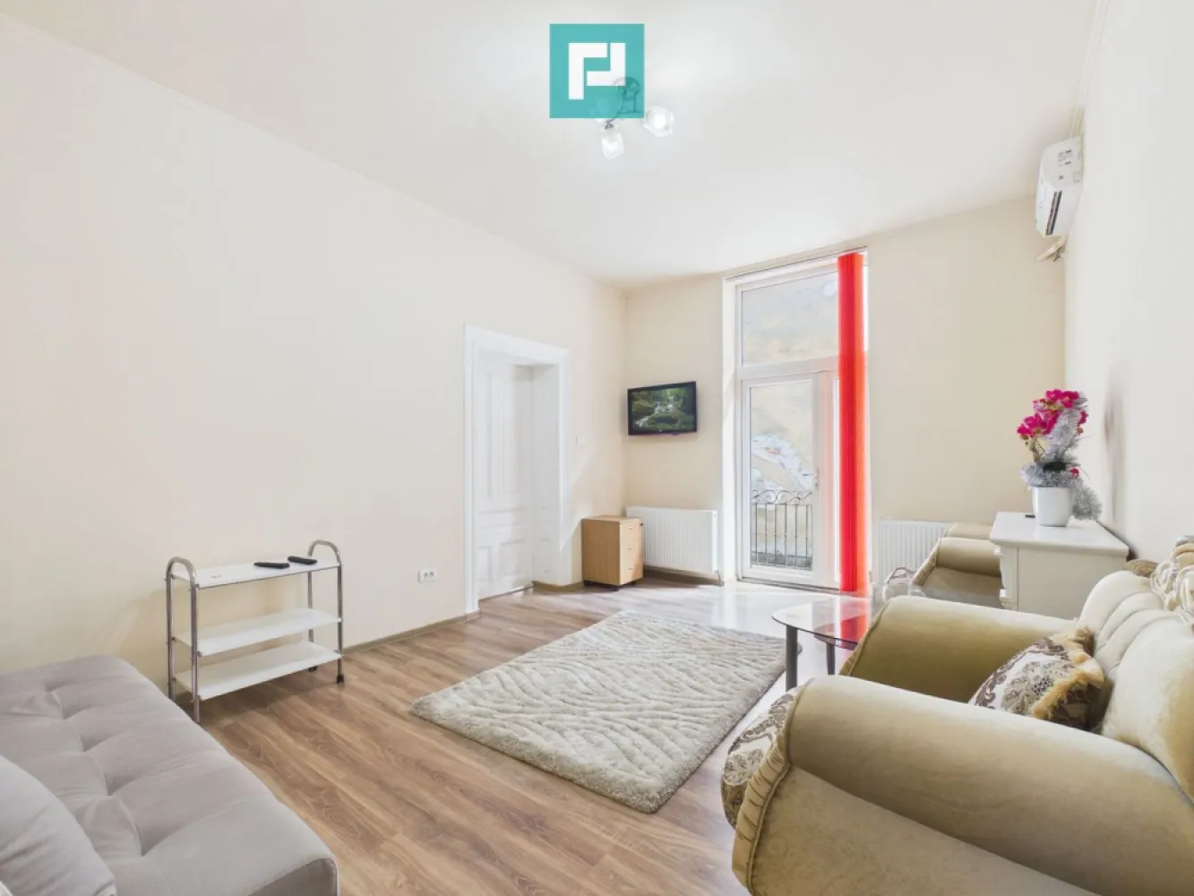Apartament ultracentral,2 camere-Piata Avram Iancu - PropertyLab vă propune spre închiriere un apartament ultracentral, situat pe Bulevardul Revoluției, în apropierea Teatrului Clasic și a Pieței Avram Iancu.

Apartamentul este situat la etajul 1, are aproximativ 61 mp utili și a fost recent renovat, fiind complet mobiliat și utilat.

Compartimentare:

- living spațios
- dormitor matrimonial
- bucătărie complet echipată
- baie modernă cu duș walk-in

Dotări:

- centrală proprie pe gaz
- aer condiționat
- mașină de spălat rufe
- mașină de spălat vase
- cuptor + microunde
- TV în ambele camere

Apartamentul beneficiază de garaj situat în curte, disponibil opțional, contra cost.

Disponibil pentru mutare imediată.

Pentru mai multe detalii sau programarea unei vizionări, contactează-mă!

Valea Alexandra - Consultant Imobiliar PropertyLab
alexandra.valea@propertylab.ro
0746756071

CP3030670