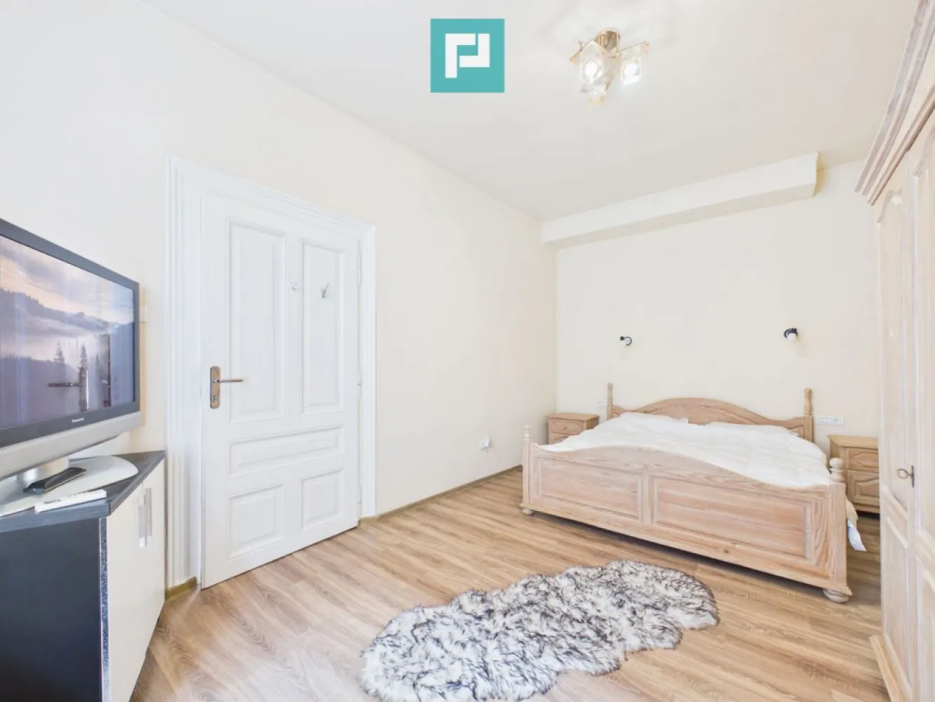 Apartament ultracentral,2 camere-Piata Avram Iancu - PropertyLab vă propune spre închiriere un apartament ultracentral, situat pe Bulevardul Revoluției, în apropierea Teatrului Clasic și a Pieței Avram Iancu.

Apartamentul este situat la etajul 1, are aproximativ 61 mp utili și a fost recent renovat, fiind complet mobiliat și utilat.

Compartimentare:

- living spațios
- dormitor matrimonial
- bucătărie complet echipată
- baie modernă cu duș walk-in

Dotări:

- centrală proprie pe gaz
- aer condiționat
- mașină de spălat rufe
- mașină de spălat vase
- cuptor + microunde
- TV în ambele camere

Apartamentul beneficiază de garaj situat în curte, disponibil opțional, contra cost.

Disponibil pentru mutare imediată.

Pentru mai multe detalii sau programarea unei vizionări, contactează-mă!

Valea Alexandra - Consultant Imobiliar PropertyLab
alexandra.valea@propertylab.ro
0746756071

CP3030670