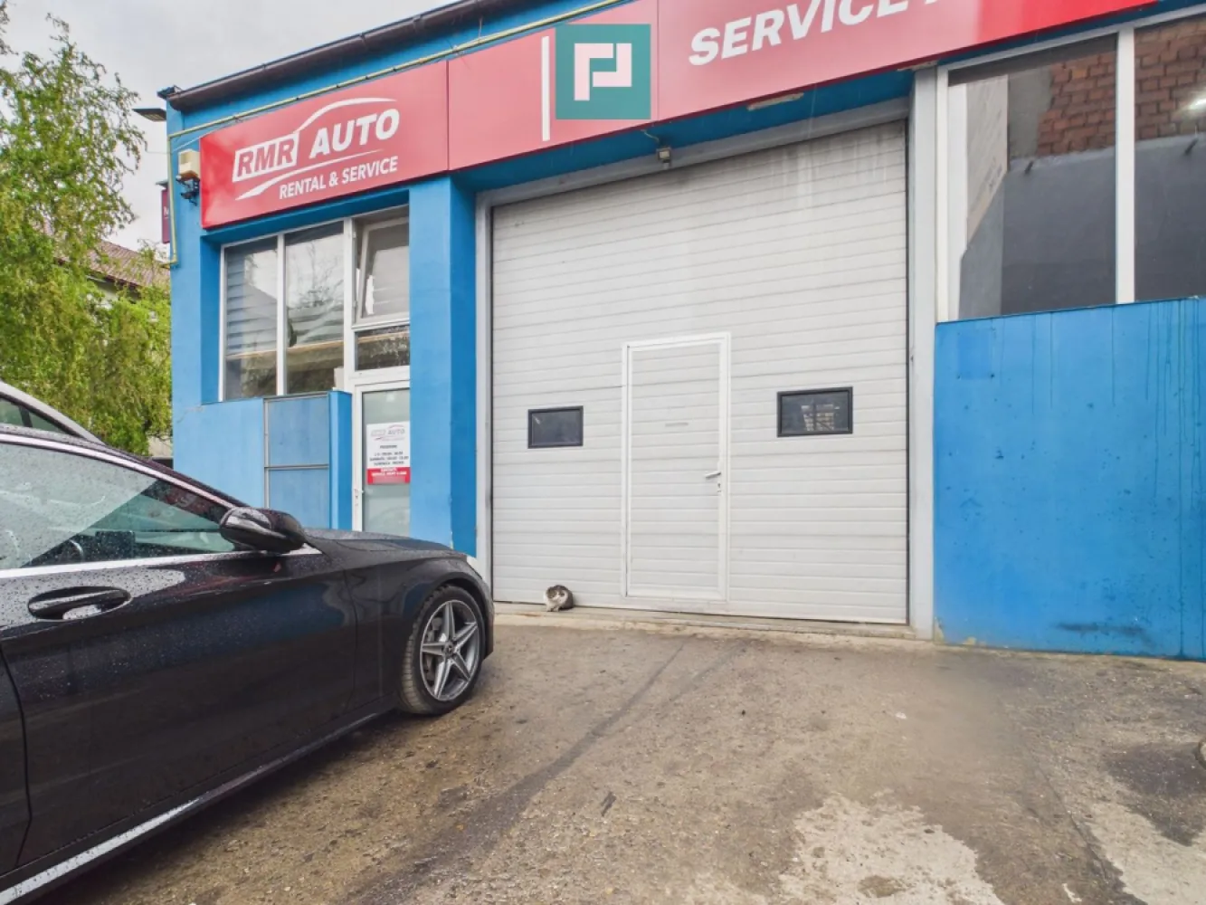 HALĂ INDUSTRIALĂ + SERVICE AUTO COMPLET ECHIPAT - ~ Oportunitate rară în Timișoara – proprietate industrială complet funcțională, pregătită pentru activitate imediată!

- Se oferă spre vânzare hală industrială cu service auto complet echipat și autorizat, ideală pentru antreprenori, investitori sau companii care caută un spațiu operațional fără investiții suplimentare majore.

- Proprietatea combină valoarea imobiliară cu avantajul unui business ready-to-use, fiind potrivită atât pentru continuarea activității actuale, cât și pentru reconversie industrială sau comercială.

~ Caracteristici principale:

- Suprafață construită: 227 mp;
- Teren total: 1005 mp;
- Înălțime hală: aprox. 5 m;
- Curte proprie cu acces facil pentru autoturisme și vehicule comerciale;
- Utilități complete;

 ~ Dotări incluse:

- Elevatoare auto profesionale;
- Compresor capacitate mare;
- Stand de frânare cu role;
- Centrală termică;
- Canal de inspecție;
- Echipamente service incluse în preț;
- Recepție și zonă administrativă;
- Birouri;
- Grup sanitar modern;
- Spațiu pentru personal / bucătărie;

~ Ideal pentru:

- Service auto multimarcă;
- Service flotă auto;
- Centru diagnoză / mecanică;
- Vulcanizare & detailing;
- Logistică urbană;
- Depozitare și distribuție;
- Mică producție / activități industriale;

~ Avantaje competitive:

- Business funcțional – activitate imediată;
- Proprietate rară pe piața din Timișoara;
- Infrastructură deja operațională;
- Flexibilitate pentru multiple activități comerciale;
- Investiție excelentă pentru dezvoltare sau randament pe termen lung;

Sebastian Banda - Consultant imobiliar PropertyLab
E-mail: sebastian.banda@propertylab.ro
Telefon - 0722.621.277

CP3030490