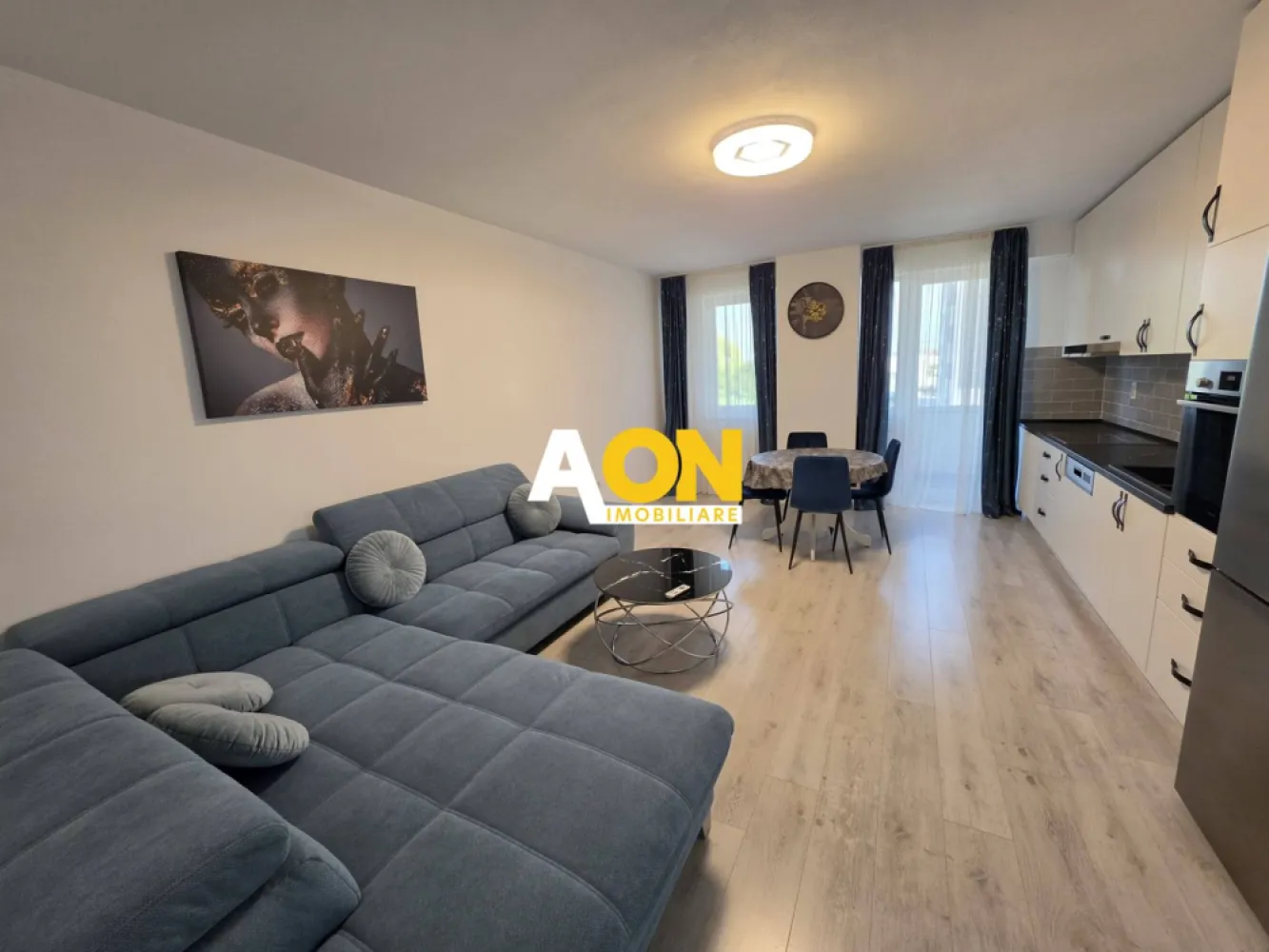 Apartament 2 camere, mobilat, utilat, et.1, pompe de căldură, parcare - AON Imobiliare vă propune spre vânzare un apartament cu 2 camere, situat într-un imobil finalizat în anul 2023, echipat cu tehnologii de ultimă generație pentru un confort termic superior și costuri de întreținere minime.
Apartamentul se află la etajul 1 al unui bloc cu 4 etaje, dotat cu lift modern și izolație exterioară.
Eficiență energetică și dotări tehnice:
• Sistem de încălzire: Pompe de căldură și încălzire prin pardoseală.
• Sustenabilitate: Panouri solare pentru incălzire, apă caldă, lift și spații comune.
• Performanță: Încadrat în clasa energetică A.
• Tâmplărie: Geamuri termopan cu protecție termică și fonică.
Compartimentare și suprafețe: Apartamentul are o suprafață utilă de 52 mp și o compartimentare practică, după cum urmează:
• Zona de zi: Living și bucătărie de tip open space, cu acces pe un balcon de 4,8 mp.
• Zona de odihnă: Dormitor primitor, cu ieșire pe o terasă impresionantă de 17,2 mp.
• Anexe: Baie modernă cu geam și 2 holuri.
• Exterior: Două balcoane ce însumează o suprafață totală de 22 mp.
Avantaje suplimentare:
• Gata de mutare: Se vinde complet mobilat și utilat, exact cum apare în fotografii.
• Loc de parcare: Inclus în preț, situat chiar lângă imobil.
• Disponibilitate: Predare imediată.
Locuința reprezintă o oportunitate excelentă atât pentru locuit, cât și pentru investiție, datorită costurilor reduse de exploatare și a calității construcției.
Pentru mai multe detalii și programarea unei vizionări, vă stăm la dispoziție!
ID intern: CP3027716