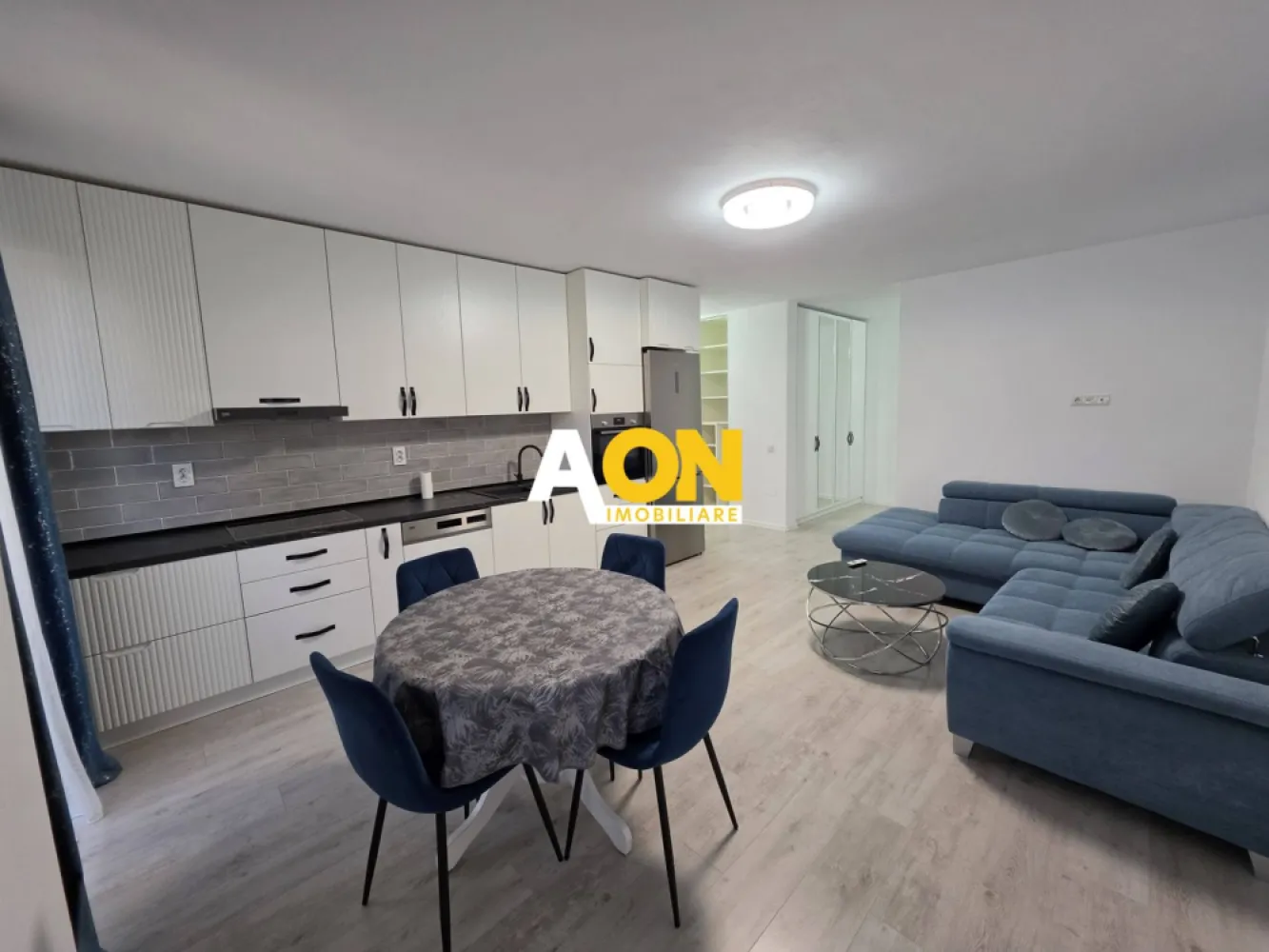Apartament 2 camere, mobilat, utilat, et.1, pompe de căldură, parcare - AON Imobiliare vă propune spre vânzare un apartament cu 2 camere, situat într-un imobil finalizat în anul 2023, echipat cu tehnologii de ultimă generație pentru un confort termic superior și costuri de întreținere minime.
Apartamentul se află la etajul 1 al unui bloc cu 4 etaje, dotat cu lift modern și izolație exterioară.
Eficiență energetică și dotări tehnice:
• Sistem de încălzire: Pompe de căldură și încălzire prin pardoseală.
• Sustenabilitate: Panouri solare pentru incălzire, apă caldă, lift și spații comune.
• Performanță: Încadrat în clasa energetică A.
• Tâmplărie: Geamuri termopan cu protecție termică și fonică.
Compartimentare și suprafețe: Apartamentul are o suprafață utilă de 52 mp și o compartimentare practică, după cum urmează:
• Zona de zi: Living și bucătărie de tip open space, cu acces pe un balcon de 4,8 mp.
• Zona de odihnă: Dormitor primitor, cu ieșire pe o terasă impresionantă de 17,2 mp.
• Anexe: Baie modernă cu geam și 2 holuri.
• Exterior: Două balcoane ce însumează o suprafață totală de 22 mp.
Avantaje suplimentare:
• Gata de mutare: Se vinde complet mobilat și utilat, exact cum apare în fotografii.
• Loc de parcare: Inclus în preț, situat chiar lângă imobil.
• Disponibilitate: Predare imediată.
Locuința reprezintă o oportunitate excelentă atât pentru locuit, cât și pentru investiție, datorită costurilor reduse de exploatare și a calității construcției.
Pentru mai multe detalii și programarea unei vizionări, vă stăm la dispoziție!
ID intern: CP3027716