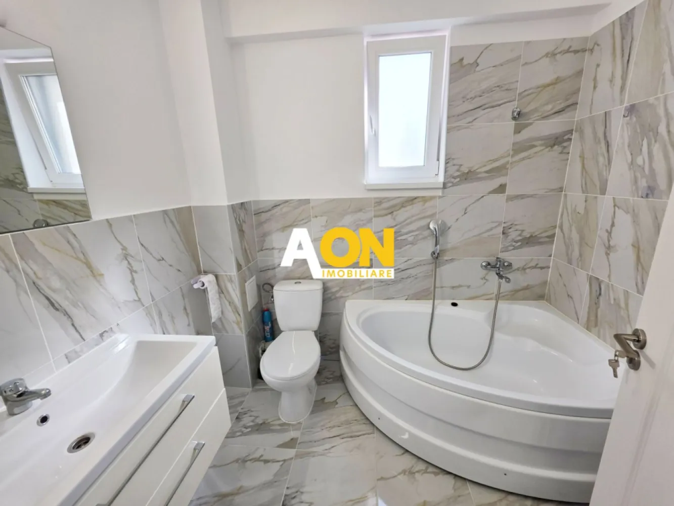Apartament 2 camere, mobilat, utilat, et.1, pompe de căldură, parcare - AON Imobiliare vă propune spre vânzare un apartament cu 2 camere, situat într-un imobil finalizat în anul 2023, echipat cu tehnologii de ultimă generație pentru un confort termic superior și costuri de întreținere minime.
Apartamentul se află la etajul 1 al unui bloc cu 4 etaje, dotat cu lift modern și izolație exterioară.
Eficiență energetică și dotări tehnice:
• Sistem de încălzire: Pompe de căldură și încălzire prin pardoseală.
• Sustenabilitate: Panouri solare pentru incălzire, apă caldă, lift și spații comune.
• Performanță: Încadrat în clasa energetică A.
• Tâmplărie: Geamuri termopan cu protecție termică și fonică.
Compartimentare și suprafețe: Apartamentul are o suprafață utilă de 52 mp și o compartimentare practică, după cum urmează:
• Zona de zi: Living și bucătărie de tip open space, cu acces pe un balcon de 4,8 mp.
• Zona de odihnă: Dormitor primitor, cu ieșire pe o terasă impresionantă de 17,2 mp.
• Anexe: Baie modernă cu geam și 2 holuri.
• Exterior: Două balcoane ce însumează o suprafață totală de 22 mp.
Avantaje suplimentare:
• Gata de mutare: Se vinde complet mobilat și utilat, exact cum apare în fotografii.
• Loc de parcare: Inclus în preț, situat chiar lângă imobil.
• Disponibilitate: Predare imediată.
Locuința reprezintă o oportunitate excelentă atât pentru locuit, cât și pentru investiție, datorită costurilor reduse de exploatare și a calității construcției.
Pentru mai multe detalii și programarea unei vizionări, vă stăm la dispoziție!
ID intern: CP3027716