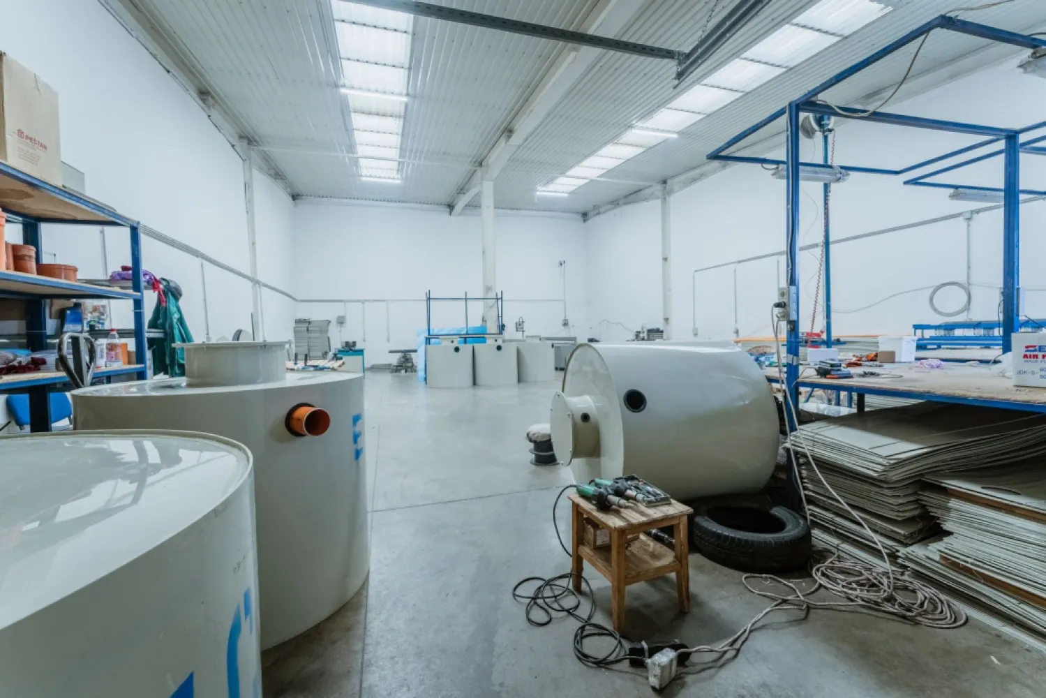 Hală suprafața de 227mp în Arad - PropertyLab vă propune spre închiriere hală suprafața de 227mp în Arad, pentru producție sau depozitare. 
Hala are o suprafață de 227 mp, cu acces autocamion, fără rampă încărcare-descărcare.
Străzile sunt asfaltate, iluminate și există mijloace de transport în comun în vecinătate.
Caracteristici:
- înălțime utilă 7 m
- dimensiuni porți acces 3m/3,875 m
- locuri de parcare
- utilități: apă, curent trifazic 380V, canalizare.
Cheltuieli cu întreținerea parcului industrial: 0.8 euro/mp/lună.

Cauți o hală unde să îți desfășori activitatea comercială?
Noi avem soluția!
Sună și programează o vizionare.

Raluca Marinescu
Consultant imobiliar PropertyLab
Telefon 004 0755 083 764
Email raluca.marinescu@propertylab.ro
CP3026934
