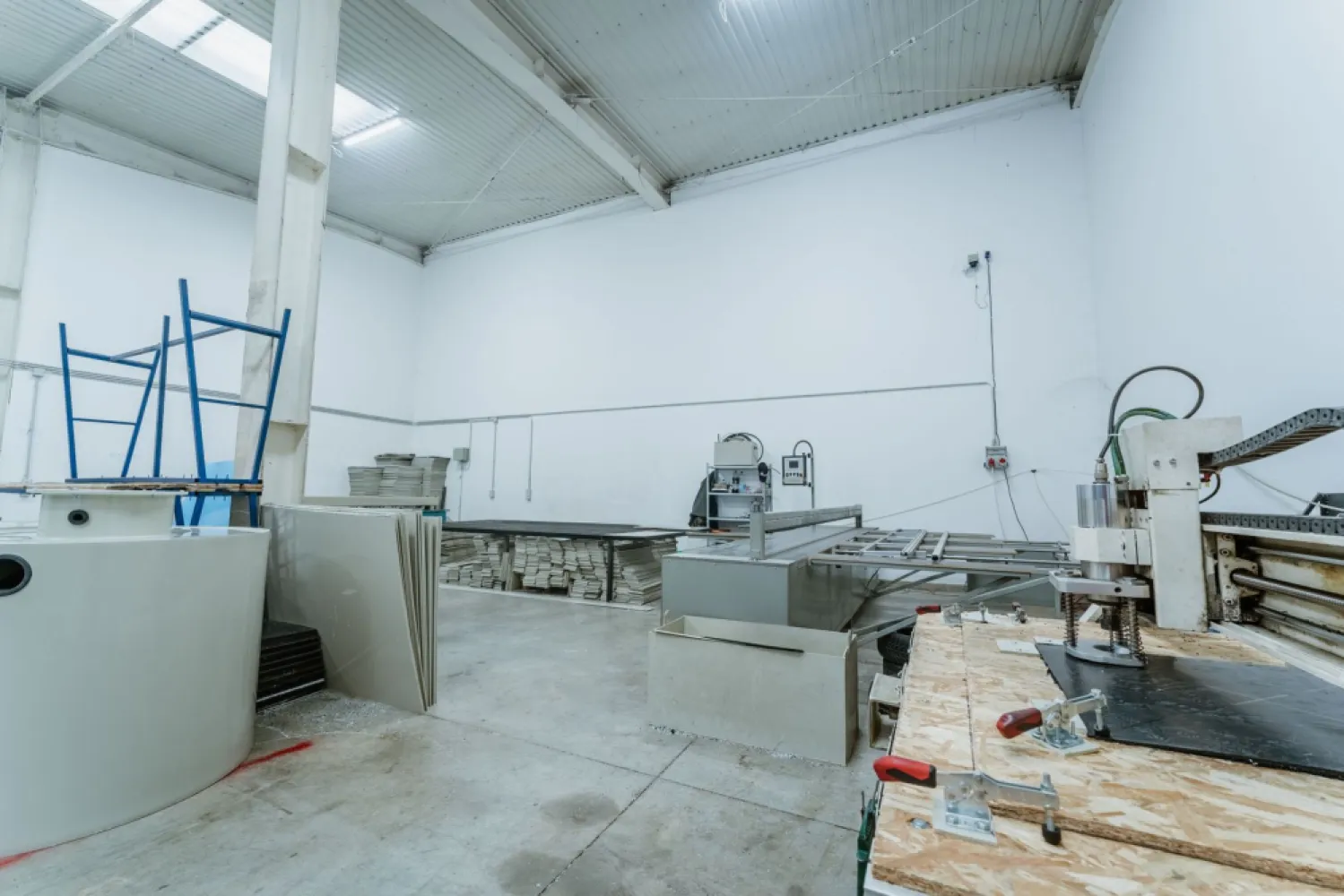 Hală suprafața de 227mp în Arad - PropertyLab vă propune spre închiriere hală suprafața de 227mp în Arad, pentru producție sau depozitare. 
Hala are o suprafață de 227 mp, cu acces autocamion, fără rampă încărcare-descărcare.
Străzile sunt asfaltate, iluminate și există mijloace de transport în comun în vecinătate.
Caracteristici:
- înălțime utilă 7 m
- dimensiuni porți acces 3m/3,875 m
- locuri de parcare
- utilități: apă, curent trifazic 380V, canalizare.
Cheltuieli cu întreținerea parcului industrial: 0.8 euro/mp/lună.

Cauți o hală unde să îți desfășori activitatea comercială?
Noi avem soluția!
Sună și programează o vizionare.

Raluca Marinescu
Consultant imobiliar PropertyLab
Telefon 004 0755 083 764
Email raluca.marinescu@propertylab.ro
CP3026934