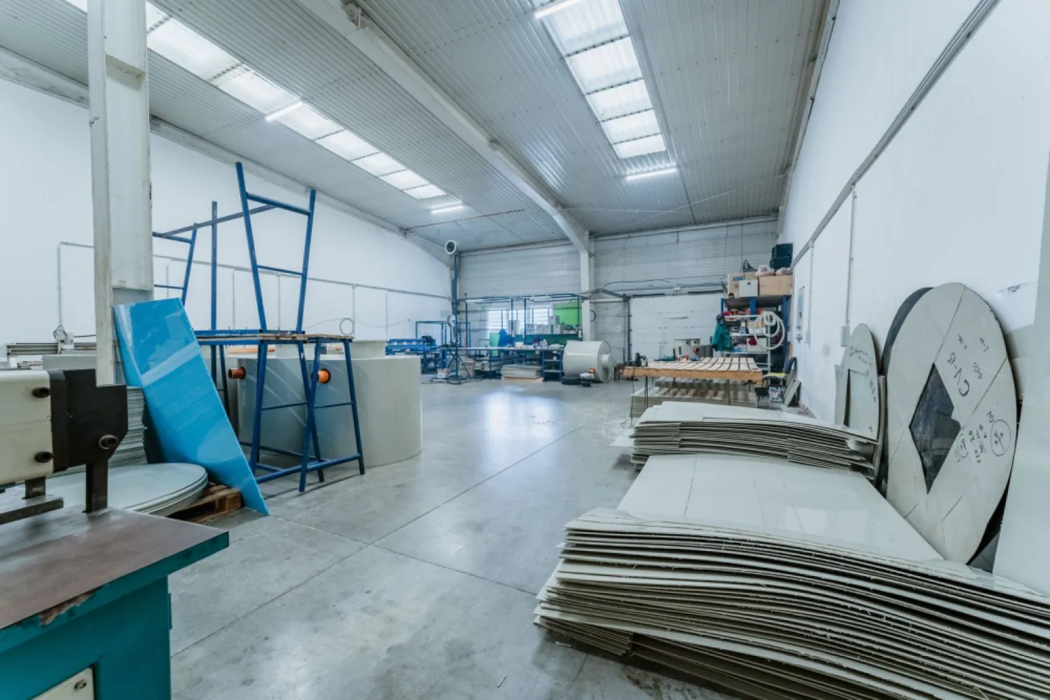 Hală suprafața de 227mp în Arad - PropertyLab vă propune spre închiriere hală suprafața de 227mp în Arad, pentru producție sau depozitare. 
Hala are o suprafață de 227 mp, cu acces autocamion, fără rampă încărcare-descărcare.
Străzile sunt asfaltate, iluminate și există mijloace de transport în comun în vecinătate.
Caracteristici:
- înălțime utilă 7 m
- dimensiuni porți acces 3m/3,875 m
- locuri de parcare
- utilități: apă, curent trifazic 380V, canalizare.
Cheltuieli cu întreținerea parcului industrial: 0.8 euro/mp/lună.

Cauți o hală unde să îți desfășori activitatea comercială?
Noi avem soluția!
Sună și programează o vizionare.

Raluca Marinescu
Consultant imobiliar PropertyLab
Telefon 004 0755 083 764
Email raluca.marinescu@propertylab.ro
CP3026934