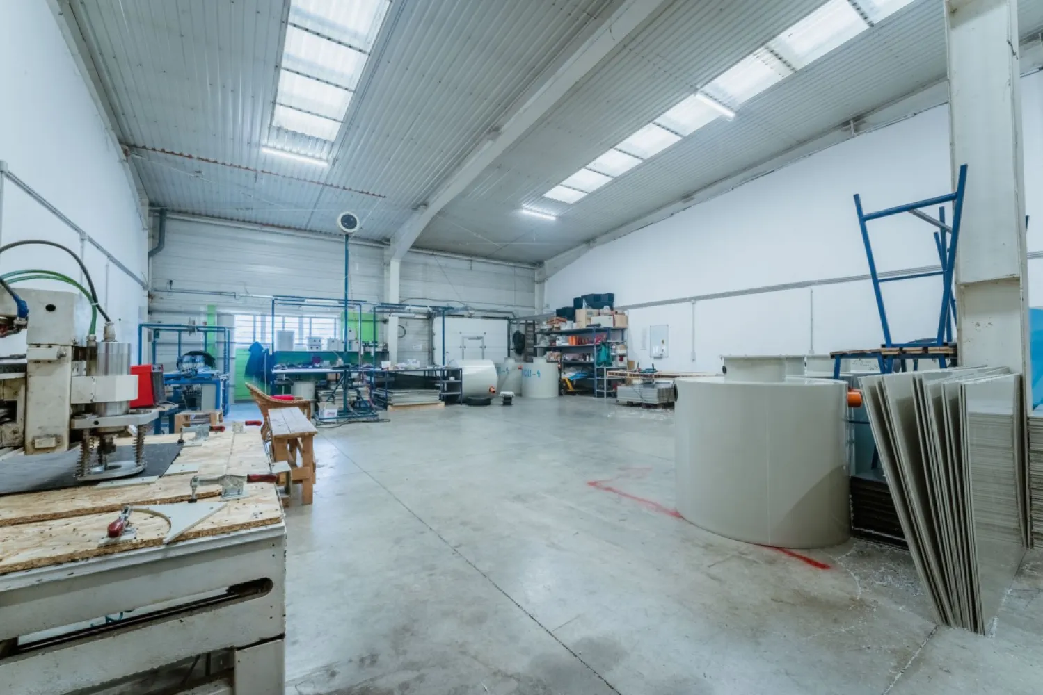 Hală suprafața de 227mp în Arad - PropertyLab vă propune spre închiriere hală suprafața de 227mp în Arad, pentru producție sau depozitare. 
Hala are o suprafață de 227 mp, cu acces autocamion, fără rampă încărcare-descărcare.
Străzile sunt asfaltate, iluminate și există mijloace de transport în comun în vecinătate.
Caracteristici:
- înălțime utilă 7 m
- dimensiuni porți acces 3m/3,875 m
- locuri de parcare
- utilități: apă, curent trifazic 380V, canalizare.
Cheltuieli cu întreținerea parcului industrial: 0.8 euro/mp/lună.

Cauți o hală unde să îți desfășori activitatea comercială?
Noi avem soluția!
Sună și programează o vizionare.

Raluca Marinescu
Consultant imobiliar PropertyLab
Telefon 004 0755 083 764
Email raluca.marinescu@propertylab.ro
CP3026934