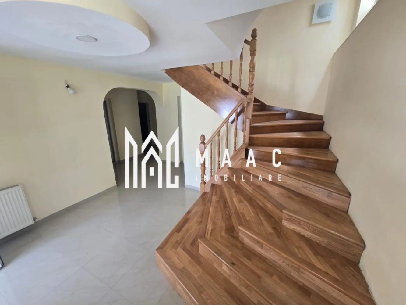 Casa de vanzare 1000 mp teren Cisnadie - Casă spațioasă și luminoasă cu 6 camere, teren de 1.000 mp – Cisnădie

Descoperă o proprietate ideală pentru o familie care își dorește confort, spațiu și intimitate, situată într-o zonă liniștită din Cisnădie.

Această casă recent renovată impresionează prin compartimentarea eficientă, luminozitatea naturală și finisajele atent alese. Cu un regim de compartimentare complet decomandat, locuința oferă funcționalitate și confort pentru întreaga familie.

Caracteristici principale:

6 camere spațioase și luminoase;
Compartimentare total decomandată;
Teren generos de 1.000 mp;
Garaj cu acces direct în locuință;
Pretabila atat pentru locuit cat si pentru birouri , pensiune etc..
Cameră tehnică;
Multiple spații de depozitare;
Proprietate recent renovată, gata de mutare.

Curtea generoasă oferă numeroase posibilități de amenajare: zonă de relaxare, grădină, loc de joacă pentru copii sau spațiu pentru activități în aer liber.

Dacă îți dorești o locuință care îmbină spațiul, confortul și funcționalitatea într-o locație apreciată, această proprietate merită descoperită.

Programează o vizionare și vino să descoperi toate avantajele acestei case! CP3188155