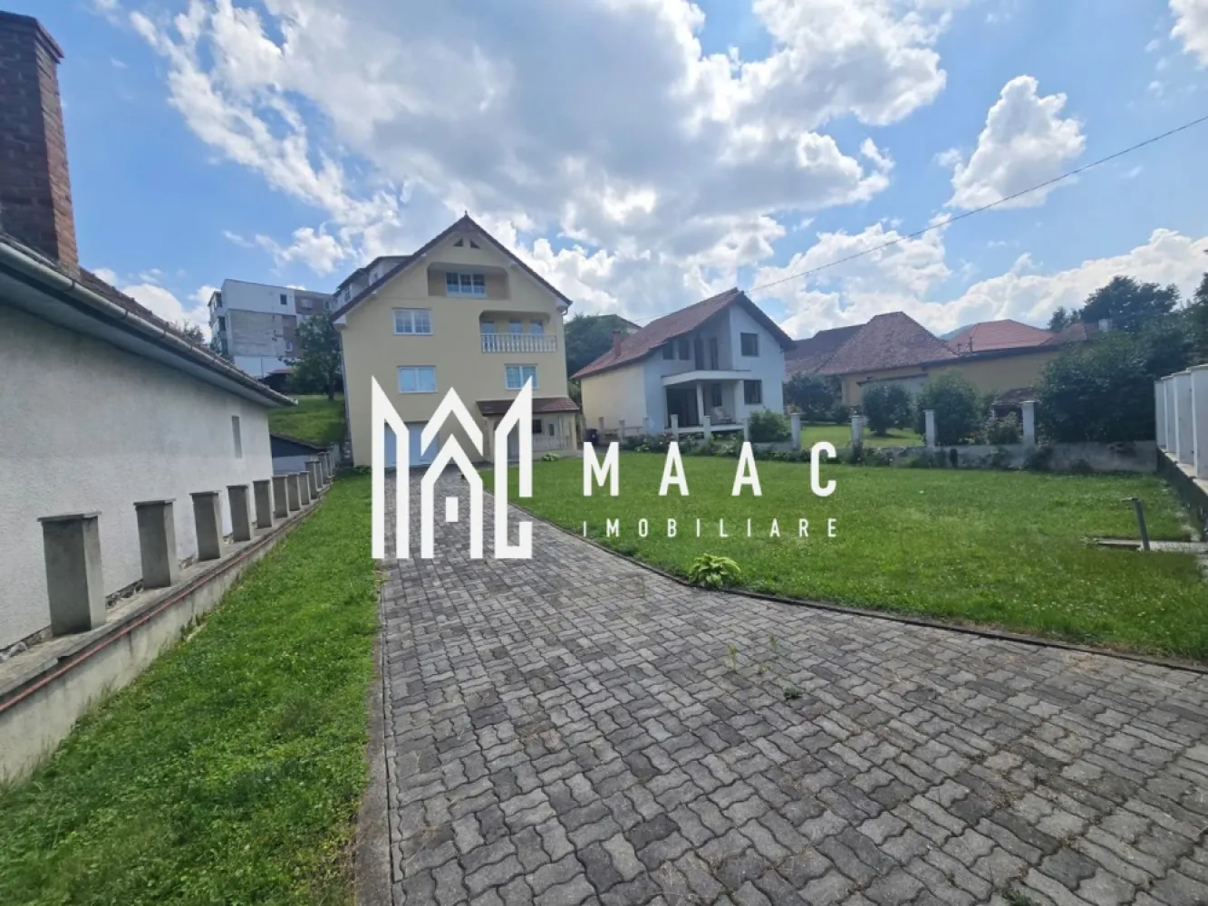 Casa de vanzare 1000 mp teren Cisnadie - Casă spațioasă și luminoasă cu 6 camere, teren de 1.000 mp – Cisnădie

Descoperă o proprietate ideală pentru o familie care își dorește confort, spațiu și intimitate, situată într-o zonă liniștită din Cisnădie.

Această casă recent renovată impresionează prin compartimentarea eficientă, luminozitatea naturală și finisajele atent alese. Cu un regim de compartimentare complet decomandat, locuința oferă funcționalitate și confort pentru întreaga familie.

Caracteristici principale:

6 camere spațioase și luminoase;
Compartimentare total decomandată;
Teren generos de 1.000 mp;
Garaj cu acces direct în locuință;
Pretabila atat pentru locuit cat si pentru birouri , pensiune etc..
Cameră tehnică;
Multiple spații de depozitare;
Proprietate recent renovată, gata de mutare.

Curtea generoasă oferă numeroase posibilități de amenajare: zonă de relaxare, grădină, loc de joacă pentru copii sau spațiu pentru activități în aer liber.

Dacă îți dorești o locuință care îmbină spațiul, confortul și funcționalitatea într-o locație apreciată, această proprietate merită descoperită.

Programează o vizionare și vino să descoperi toate avantajele acestei case! CP3188155