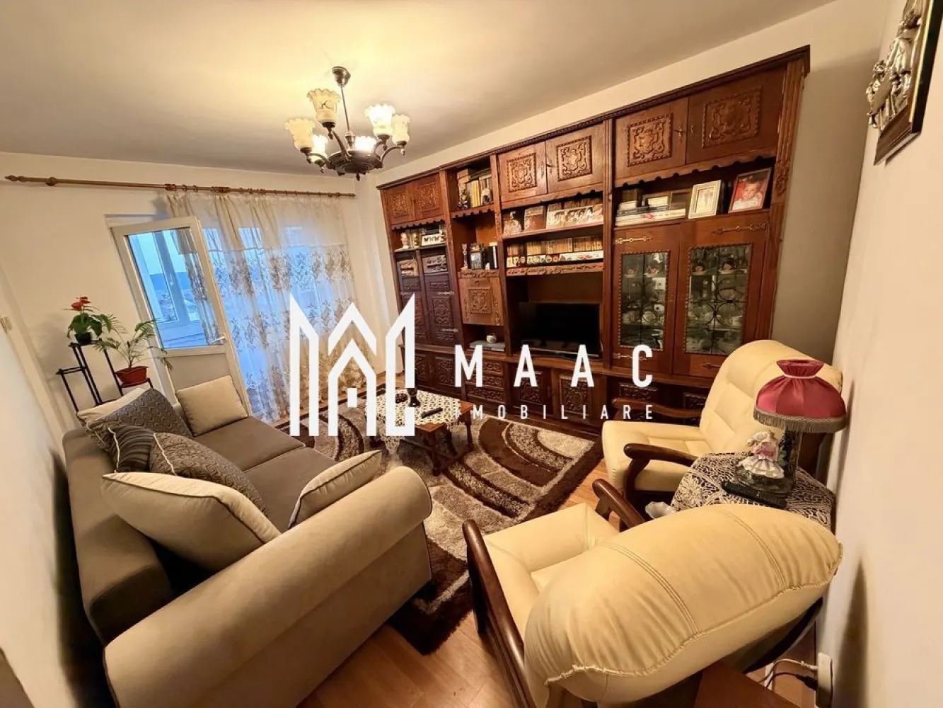 Apartament 4 camere decomandat | Mihai Viteazul, Sibiu | 2 băi - Apartament de vânzare în Sibiu, zona Mihai Viteazul, cu 4 camere decomandate, 75 mp utili și 2 băi, potrivit pentru cei care caută o compartimentare clară și spațiu util pentru locuire.

Detalii proprietate:
• Suprafață utilă: 75 mp
• Suprafață construită: 90 mp
• Compartimentare: living, 3 dormitoare, bucătărie separată, 2 băi, hol generos, cămară
• Etaj 8 din 8
• Stare interioară: finisat modern
• An construcție: 1970
• Construcție finalizată, structură din cărămidă
• Balcon și pivniță
• Aer condiționat
• Se vinde semimobilat

Apartamentul este situat în zona Mihai Viteazul din Sibiu, o alegere relevantă pentru cumpărătorii care urmăresc în mod specific această zonă a orașului și vor să compare proprietăți cu 4 camere disponibile la vânzare.

Pentru mai multe informații și pentru programarea unei vizionări, contactați echipa MAAC Imobiliare. Cod anunț CP3190426.