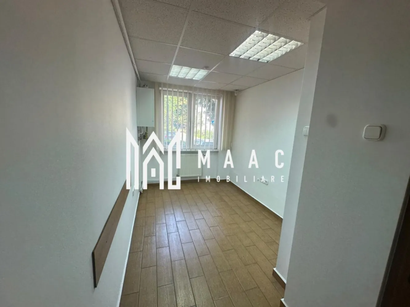 Apartament de vanzare 4 camere | Central, Sibiu | 62 mp, renovat, parter - Apartament cu 4 camere situat în zona Centrală din Sibiu, cu 62 mp utili și amplasare la parter, potrivit pentru locuire sau pentru un spațiu de lucru accesibil.

Detalii proprietate:
• Suprafață utilă: 62 mp
• Compartimentare practică, cu 3 dormitoare, bucătărie, baie, hol și cămară
• Amplasat la parter
• An construcție: 1970
• Apartament renovat
• Canalizare refăcută complet, separat de cea din bloc
• 1 baie și 1 bucătărie

Poziționat în zona Centrală, apartamentul oferă acces rapid către punctele de interes din oraș și se remarcă printr-o amplasare convenabilă pentru un stil de viață urban.

Pentru o vizionare și mai multe detalii, contactați echipa MAAC Imobiliare și menționați Cod anunț CP3192221.