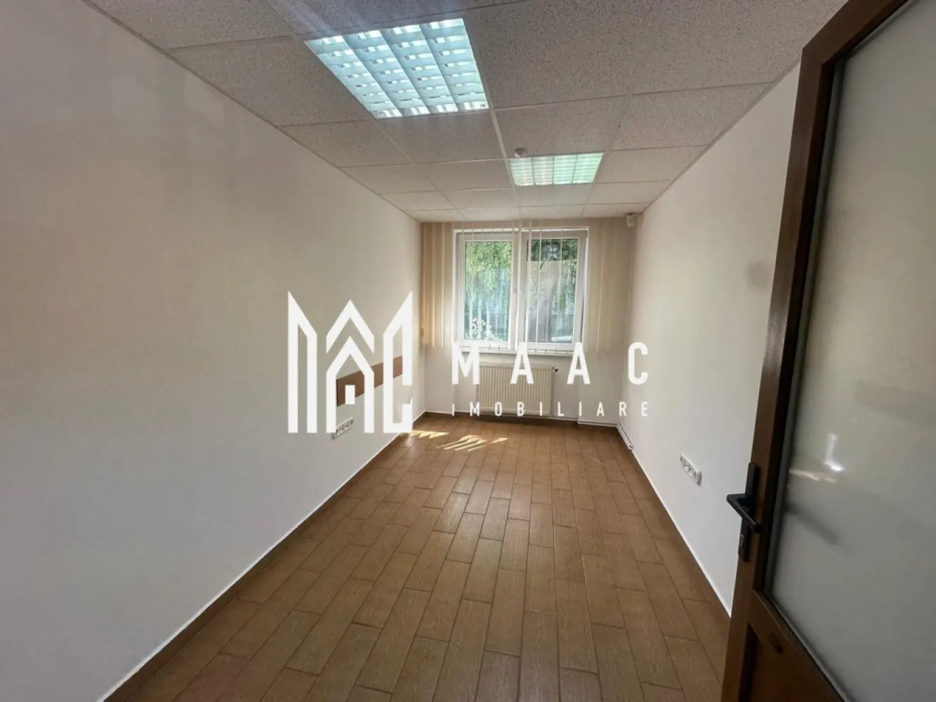 Apartament de vanzare 4 camere | Central, Sibiu | 62 mp, renovat, parter - Apartament cu 4 camere situat în zona Centrală din Sibiu, cu 62 mp utili și amplasare la parter, potrivit pentru locuire sau pentru un spațiu de lucru accesibil.

Detalii proprietate:
• Suprafață utilă: 62 mp
• Compartimentare practică, cu 3 dormitoare, bucătărie, baie, hol și cămară
• Amplasat la parter
• An construcție: 1970
• Apartament renovat
• Canalizare refăcută complet, separat de cea din bloc
• 1 baie și 1 bucătărie

Poziționat în zona Centrală, apartamentul oferă acces rapid către punctele de interes din oraș și se remarcă printr-o amplasare convenabilă pentru un stil de viață urban.

Pentru o vizionare și mai multe detalii, contactați echipa MAAC Imobiliare și menționați Cod anunț CP3192221.