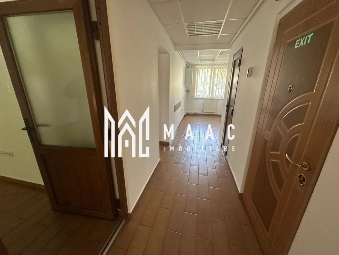 Apartament de vanzare 4 camere | Central, Sibiu | 62 mp, renovat, parter - Apartament cu 4 camere situat în zona Centrală din Sibiu, cu 62 mp utili și amplasare la parter, potrivit pentru locuire sau pentru un spațiu de lucru accesibil.

Detalii proprietate:
• Suprafață utilă: 62 mp
• Compartimentare practică, cu 3 dormitoare, bucătărie, baie, hol și cămară
• Amplasat la parter
• An construcție: 1970
• Apartament renovat
• Canalizare refăcută complet, separat de cea din bloc
• 1 baie și 1 bucătărie

Poziționat în zona Centrală, apartamentul oferă acces rapid către punctele de interes din oraș și se remarcă printr-o amplasare convenabilă pentru un stil de viață urban.

Pentru o vizionare și mai multe detalii, contactați echipa MAAC Imobiliare și menționați Cod anunț CP3192221.