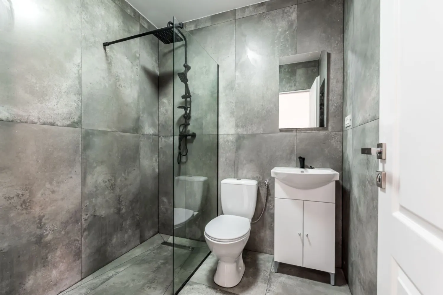 De vânzare apartmanent central | parter | renovat - Preț repoziționat: 56.900 EURO negociabil!

Cauți o locuință practică, renovată, într-o zonă care îți pune orașul la picioare? 

Îți prezint un apartament cu 1 cameră, situat între Piața Catedralei și Parcul Reconcilierii — una dintre cele mai bune poziționări din Arad pentru locuit sau investiție.

Cu o suprafață de 43 mp conform CF, locuința este renovată, amplasată la parter și beneficiază de centrală termică pe gaz — un detaliu care contează atunci când vrei control, eficiență și confort în fiecare sezon. În plus, curtea comună adaugă acel sentiment plăcut de spațiu și liniște, greu de găsit într-o zonă atât de bună.

Poate că acesta este momentul să vezi dacă locul acesta ți se potrivește. Contactează-mă pentru o vizionare gratuită. Telefon/WhatsApp: 0761 899 230

💳 Dacă ai nevoie de finanțare, îți pot obține gratuit oferte de la 16 bănci.
🏡 Ai o proprietate de vânzare în Arad? Îți ofer o evaluare gratuită, fără obligații.

🏢 Arad, Bulevardul Decebal Nr.2, Parter