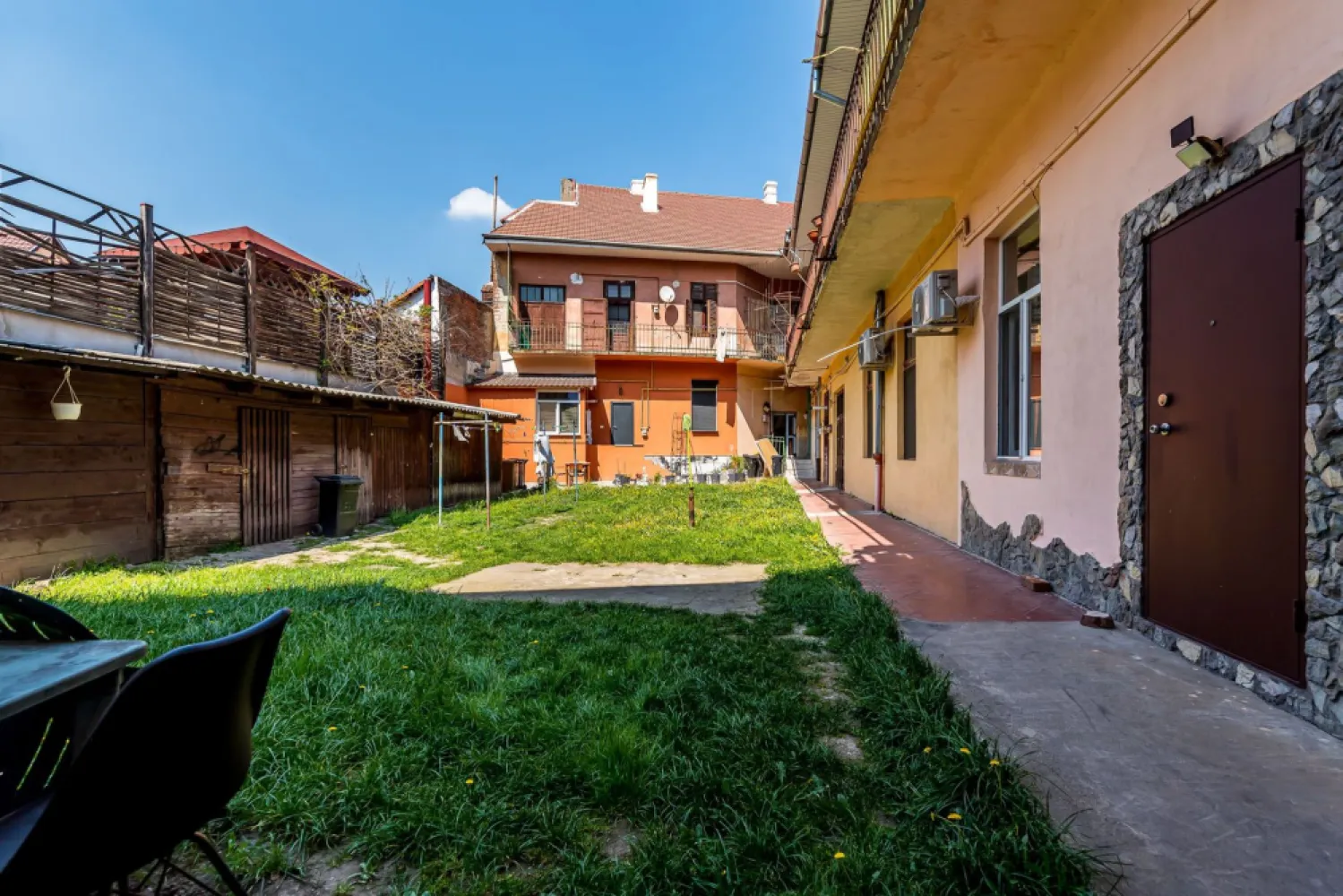 De vânzare apartmanent central | parter | renovat - Preț repoziționat: 56.900 EURO negociabil!

Cauți o locuință practică, renovată, într-o zonă care îți pune orașul la picioare? 

Îți prezint un apartament cu 1 cameră, situat între Piața Catedralei și Parcul Reconcilierii — una dintre cele mai bune poziționări din Arad pentru locuit sau investiție.

Cu o suprafață de 43 mp conform CF, locuința este renovată, amplasată la parter și beneficiază de centrală termică pe gaz — un detaliu care contează atunci când vrei control, eficiență și confort în fiecare sezon. În plus, curtea comună adaugă acel sentiment plăcut de spațiu și liniște, greu de găsit într-o zonă atât de bună.

Poate că acesta este momentul să vezi dacă locul acesta ți se potrivește. Contactează-mă pentru o vizionare gratuită. Telefon/WhatsApp: 0761 899 230

💳 Dacă ai nevoie de finanțare, îți pot obține gratuit oferte de la 16 bănci.
🏡 Ai o proprietate de vânzare în Arad? Îți ofer o evaluare gratuită, fără obligații.

🏢 Arad, Bulevardul Decebal Nr.2, Parter