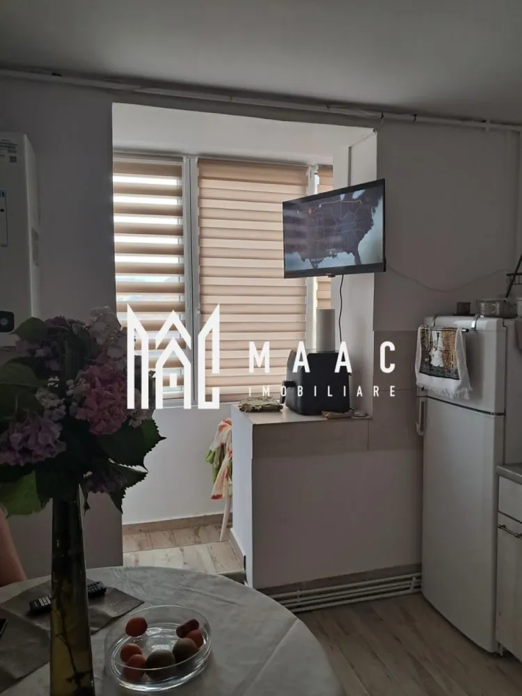 Garsonieră de închiriat | Trei Stejari, Sibiu | 42 mp, renovată - Garsonieră tip studio de închiriat în Trei Stejari, Sibiu, cu 42 mp utili, etaj 1 din 4 și bucătărie separată, potrivită pentru locuire imediată într-o zonă cu acces facil spre oraș.

Detalii proprietate:
• Suprafață utilă: 42 mp
• Compartimentare practică de tip studio
• Bucătărie separată, dormitor mare și baie
• Etaj 1 din 4
• Renovată recent
• 1 baie și 1 bucătărie
• An construcție bloc: 1985

Zonă și acces:
Proprietatea este amplasată în zona Trei Stejari, aproape de Promenada Mall, spital și Facultatea de Medicină. Poziționarea oferă acces rapid către puncte de interes importante din Sibiu, util pentru un ritm de viață urban și pentru deplasări zilnice mai simple.

Pentru detalii suplimentare și programarea unei vizionări, contactează echipa MAAC Imobiliare și menționează Cod anunț CP3199473.