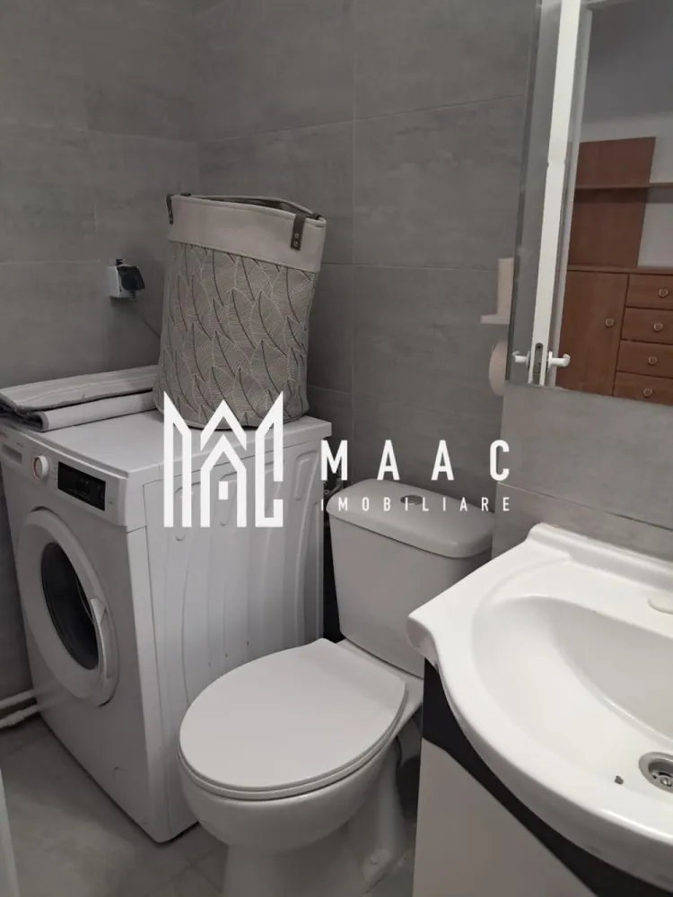 Garsonieră de închiriat | Trei Stejari, Sibiu | 42 mp, renovată - Garsonieră tip studio de închiriat în Trei Stejari, Sibiu, cu 42 mp utili, etaj 1 din 4 și bucătărie separată, potrivită pentru locuire imediată într-o zonă cu acces facil spre oraș.

Detalii proprietate:
• Suprafață utilă: 42 mp
• Compartimentare practică de tip studio
• Bucătărie separată, dormitor mare și baie
• Etaj 1 din 4
• Renovată recent
• 1 baie și 1 bucătărie
• An construcție bloc: 1985

Zonă și acces:
Proprietatea este amplasată în zona Trei Stejari, aproape de Promenada Mall, spital și Facultatea de Medicină. Poziționarea oferă acces rapid către puncte de interes importante din Sibiu, util pentru un ritm de viață urban și pentru deplasări zilnice mai simple.

Pentru detalii suplimentare și programarea unei vizionări, contactează echipa MAAC Imobiliare și menționează Cod anunț CP3199473.