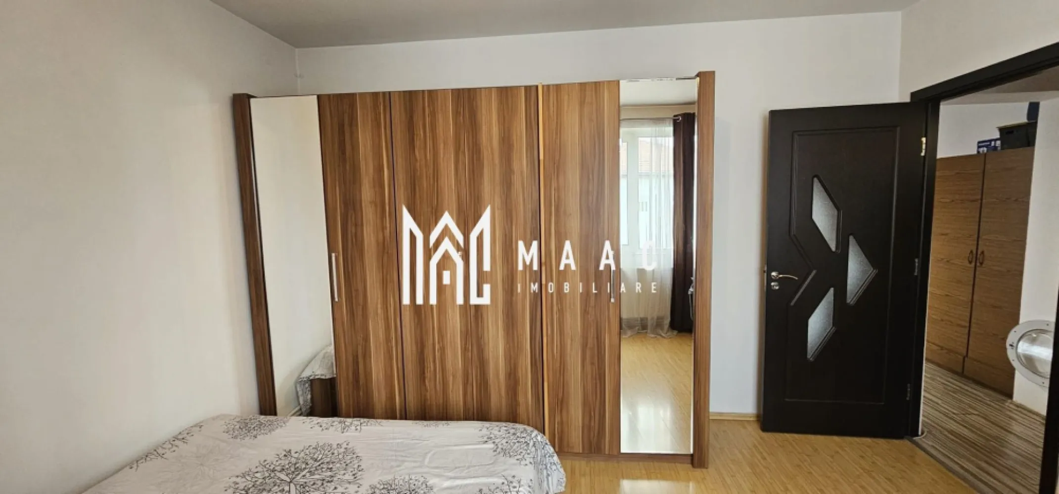 Apartament 3 camere semidecomandat | Sibiu Trei Stejari | 75 mp - Apartament cu 3 camere semidecomandat, situat în zona Trei Stejari din Sibiu, cu 75 mp utili, balcon și acces rapid către Facultatea de Medicină, Polisano și centrul orașului.

Detalii proprietate:
• Suprafață utilă de 75 mp și suprafață construită de 80 mp
• Compartimentare semidecomandată
• Living, 2 dormitoare, bucătărie, baie, hol și balcon
• Etaj 4 din 5
• Stare interioară bună
• Complet mobilat și utilat
• An construcție 1970
• Posibilitate de parcare în apropierea imobilului
• Disponibil începând cu 1 august

Zonă și acces:
Proprietatea este amplasată aproape de Facultatea de Medicină din cadrul Universității „Lucian Blaga” din Sibiu, Spitalul Polisano, centrul orașului și principalele zone comerciale. În apropiere sunt menționate supermarketuri, farmacii, restaurante, cafenele și stații pentru transportul în comun, ceea ce susține un acces facil către punctele de interes din oraș.

Contactați echipa MAAC Imobiliare pentru detalii suplimentare și programarea unei vizionări. Cod anunț CP3200248.
