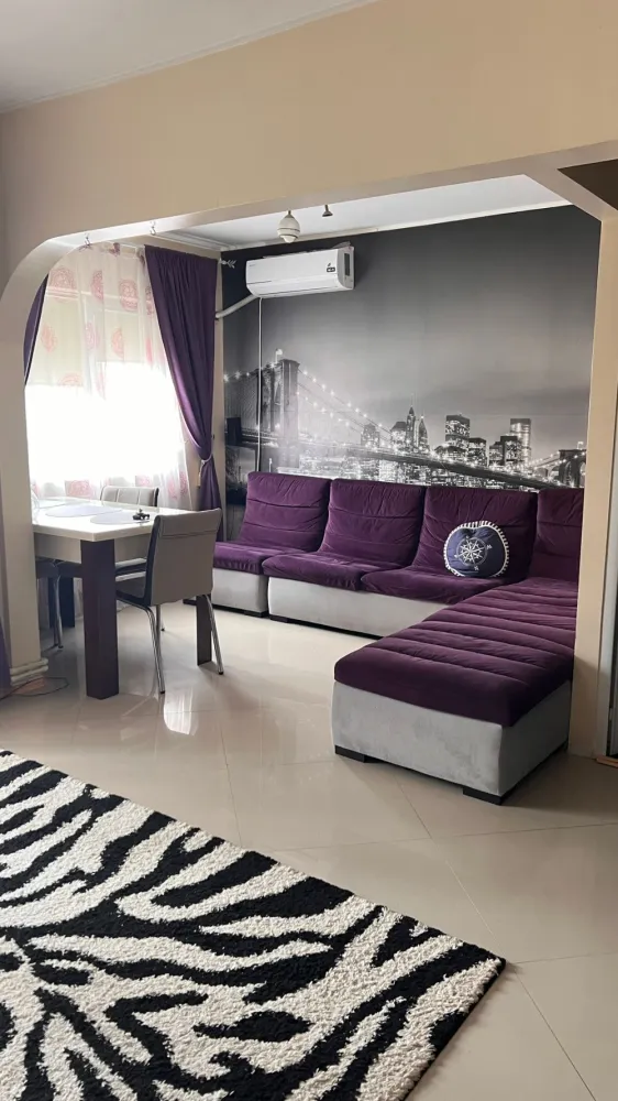 Apartament 3 camere, zona Eden, 71mp - Apartament de vanzare, 3 camere, zona EdenApartament cu 3 camere, etaj 3/5, blocul este cu mansarda, compus din doua dormitoare, living, doua bai, bucătărie si balcon.&nbsp;* Direct proprietar.&nbsp;* Suprafata utila fără balcon 68mp&nbsp;* suprafata totala cu balcon 71mp&nbsp;Dormitorul mare 16mp, dormitorul mic 10mp, doua bai ( baia mare 3.8mp, baie de serviciu 1.9mp), living plus hol 27mp, bucatarie 8.7mp si balcon 3.5mpApartamentul se vinde mobilat si utilat, cu centrala pe gaz.&nbsp;Accept plata in numerar cat si achiziție prin credit bancar.&nbsp;* zona linistita, scara cu doua apartamente pe etaj.&nbsp;Pentru mai multe detalii nu ezitați sa ma contactați.Preț 120000 euro.Contact: 0749128806
