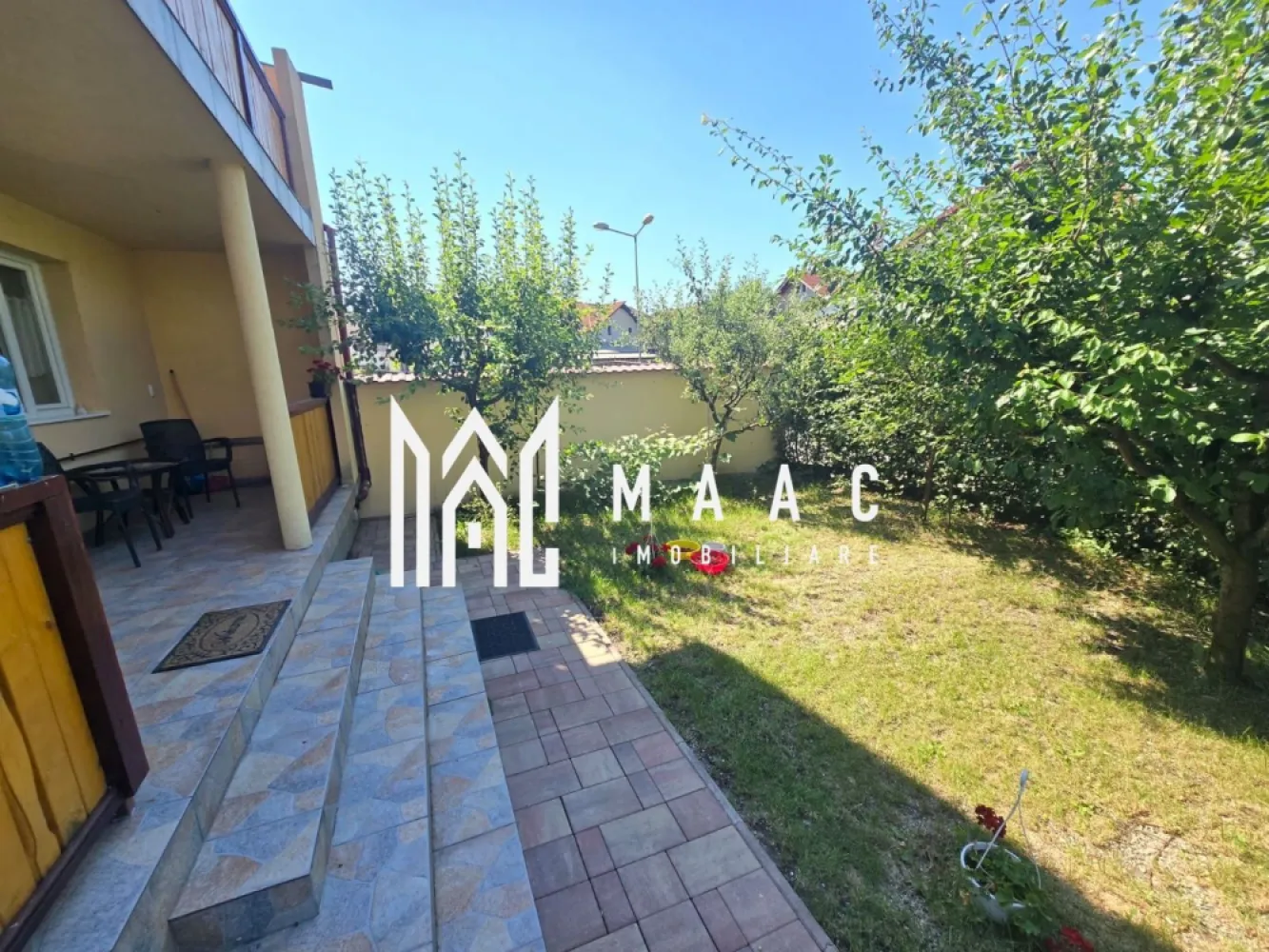 Casa 3 camere de inchiriat garaj curte Zona Tineretului - Locuința dispune de o suprafață utilă de 90 mp și este organizată într-un mod practic și confortabil, fiind alcătuită din:

hol de acces;
living spațios cu bucătărie în sistem open-space;
două dormitoare decomandate
baie cu cada
terasă acoperita
garaj 
curte amenajata
poarta electrica

Se oferă spre închiriere complet mobilată și echipată, fiind pregătită pentru mutare imediată. Bucătăria este dotată cu plită și cuptor electric, mașină de spălat vase, iar locuința include și mașină de spălat rufe. Sunt puse la dispoziția chiriașilor inclusiv veselă și lenjerii de pat.

Pentru mai multe detalii specificati CP3200737 la telefon