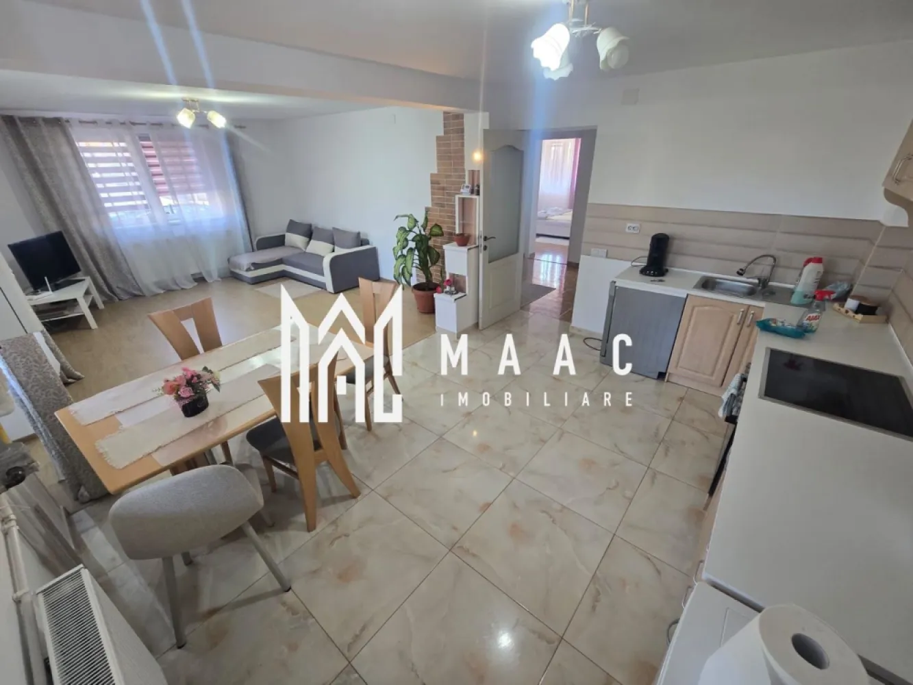Casa 3 camere de inchiriat garaj curte Zona Tineretului - Locuința dispune de o suprafață utilă de 90 mp și este organizată într-un mod practic și confortabil, fiind alcătuită din:

hol de acces;
living spațios cu bucătărie în sistem open-space;
două dormitoare decomandate
baie cu cada
terasă acoperita
garaj 
curte amenajata
poarta electrica

Se oferă spre închiriere complet mobilată și echipată, fiind pregătită pentru mutare imediată. Bucătăria este dotată cu plită și cuptor electric, mașină de spălat vase, iar locuința include și mașină de spălat rufe. Sunt puse la dispoziția chiriașilor inclusiv veselă și lenjerii de pat.

Pentru mai multe detalii specificati CP3200737 la telefon