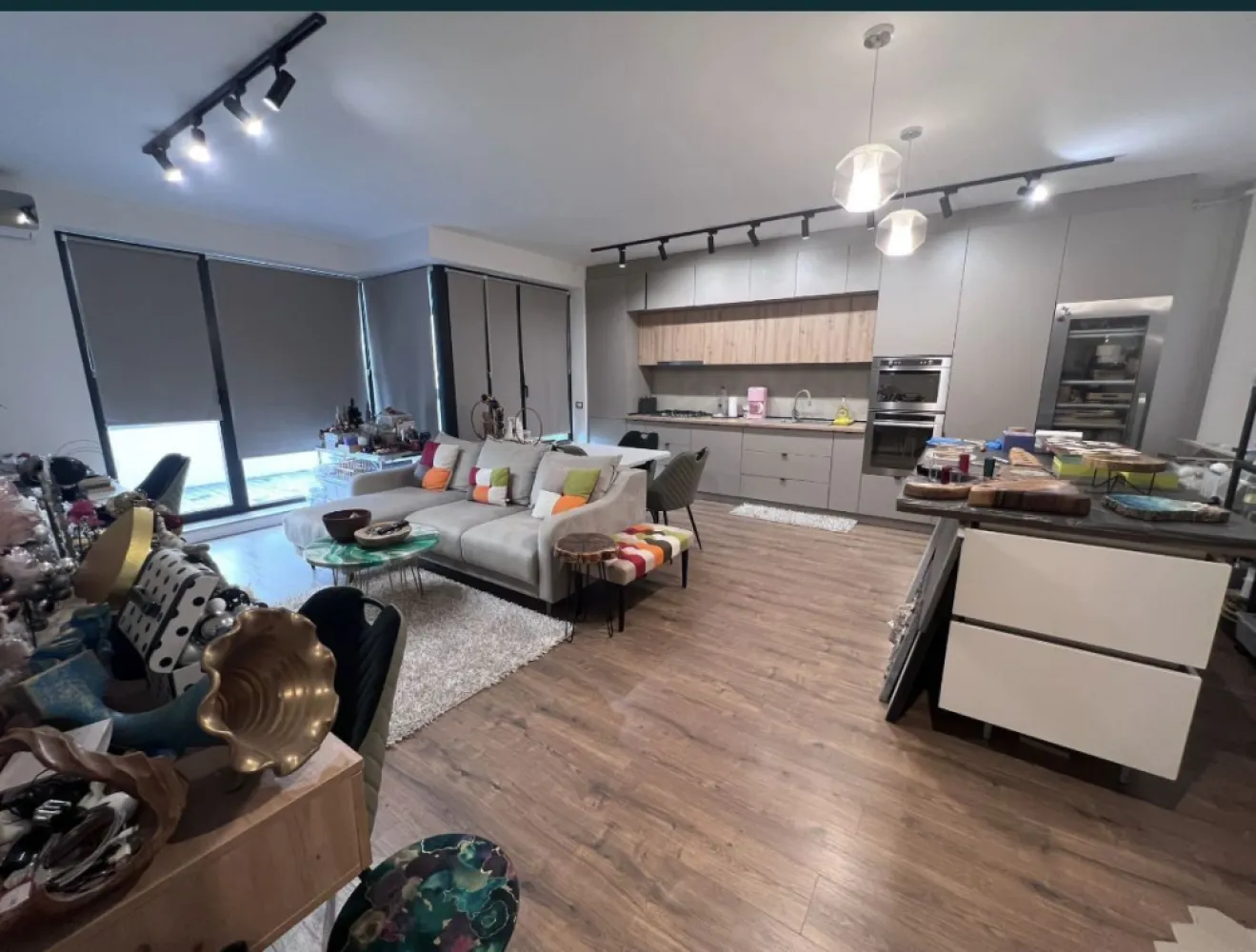 Tomis Park 2 cam terasa 108m mobilat utilat - Agenția imobiliara BRASADAS vinde apartament in Complexul Tomis Park ( vis a vis de euromaterna) mobilat utilat de calitate ( Rovere ) , centrala pe gaz Bosch cu garantie 5 ani, etaj 1 din 8, doua lifturi, terasa in proprietate.
Se accepta anumite schimburi cu vila in oras sau palazu ori apartament cu 3 camere.
Loc de parcare subteran 50 euro chirie ( sau de vanzare 14000 euro.
Pentru mai multe oferte accesați www.brasadas.com.