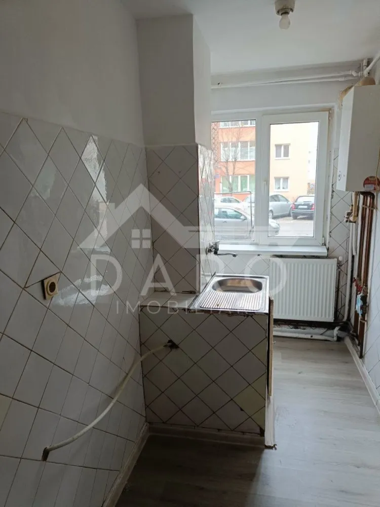 🏡 Apartament de vânzare – 2 camere | Parter | Strada Petru Dobra - 🏡 Apartament de vânzare – 2 camere | Parter | Strada Petru Dobra
Se oferă spre vânzare apartament cu 2 camere, situat la parter, pe strada Petru Dobra, într-o zonă liniștită, ideal pentru locuit sau investiție.
🏢 Parter
✔ balcon
✔ pivniță sub balcon – spațiu suplimentar de depozitare
Compartimentare:
✔ living
✔ dormitor
✔ bucătărie
✔ baie
✔ hol
✔ balcon
Dotări și utilități:
✔ parchet laminat
✔ geamuri termopan
✔ locuință practică și ușor de întreținut
Avantaje:
📍 aproape de grădiniță
📍 magazine de proximitate și Profi în apropiere
📍 zonă liniștită, cu acces rapid la facilități
📍 ideal pentru familie, persoane în vârstă sau investiție
💎 O oportunitate pentru cei care caută un apartament la parter, cu spații de depozitare și poziționare bună.
🤝 Proprietate promovată prin DARO Imobiliare
💳 Pentru achiziție, prin Kiwi Finance beneficiezi de:
✔ analiză GRATUITĂ a eligibilității
✔ acces la oferte de la peste 12 bănci
✔ negocierea dobânzii în favoarea ta
✔ suport complet până la semnarea contractului
📞 Detalii și vizionări:
Coman Maria – DARO Imobiliare & Kiwi Finance
📱 0749 535 729
🔑 DARO Imobiliare – găsim proprietatea potrivită.
💳 Kiwi Finance – obținem creditul pentru a o cumpăra.
