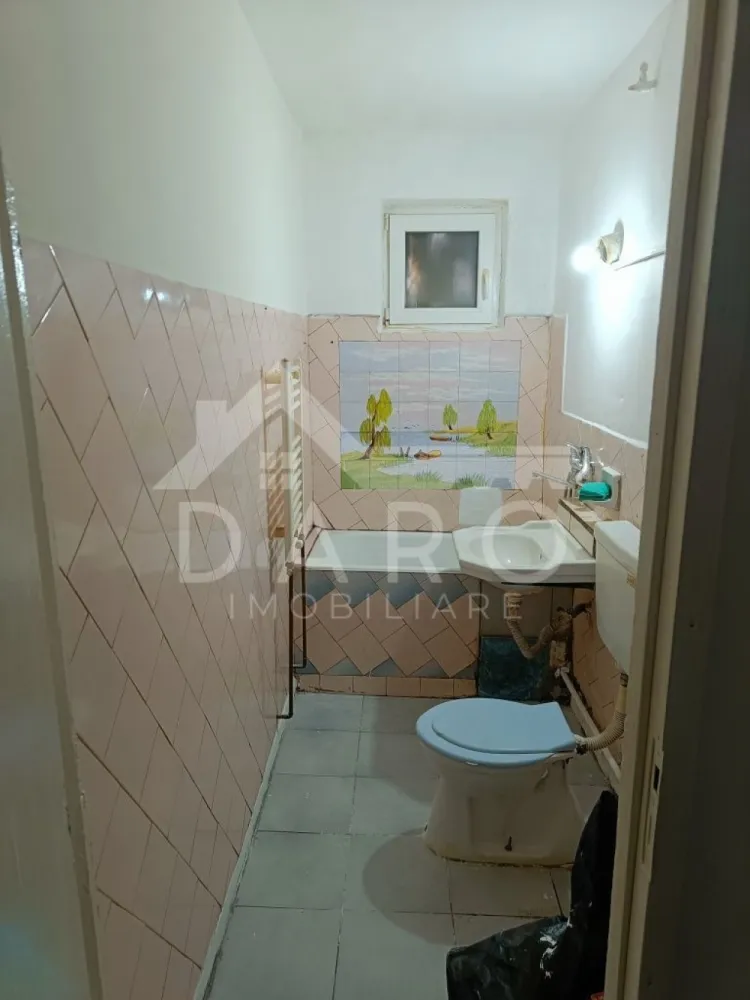 🏡 Apartament de vânzare – 2 camere | Parter | Strada Petru Dobra - 🏡 Apartament de vânzare – 2 camere | Parter | Strada Petru Dobra
Se oferă spre vânzare apartament cu 2 camere, situat la parter, pe strada Petru Dobra, într-o zonă liniștită, ideal pentru locuit sau investiție.
🏢 Parter
✔ balcon
✔ pivniță sub balcon – spațiu suplimentar de depozitare
Compartimentare:
✔ living
✔ dormitor
✔ bucătărie
✔ baie
✔ hol
✔ balcon
Dotări și utilități:
✔ parchet laminat
✔ geamuri termopan
✔ locuință practică și ușor de întreținut
Avantaje:
📍 aproape de grădiniță
📍 magazine de proximitate și Profi în apropiere
📍 zonă liniștită, cu acces rapid la facilități
📍 ideal pentru familie, persoane în vârstă sau investiție
💎 O oportunitate pentru cei care caută un apartament la parter, cu spații de depozitare și poziționare bună.
🤝 Proprietate promovată prin DARO Imobiliare
💳 Pentru achiziție, prin Kiwi Finance beneficiezi de:
✔ analiză GRATUITĂ a eligibilității
✔ acces la oferte de la peste 12 bănci
✔ negocierea dobânzii în favoarea ta
✔ suport complet până la semnarea contractului
📞 Detalii și vizionări:
Coman Maria – DARO Imobiliare & Kiwi Finance
📱 0749 535 729
🔑 DARO Imobiliare – găsim proprietatea potrivită.
💳 Kiwi Finance – obținem creditul pentru a o cumpăra.