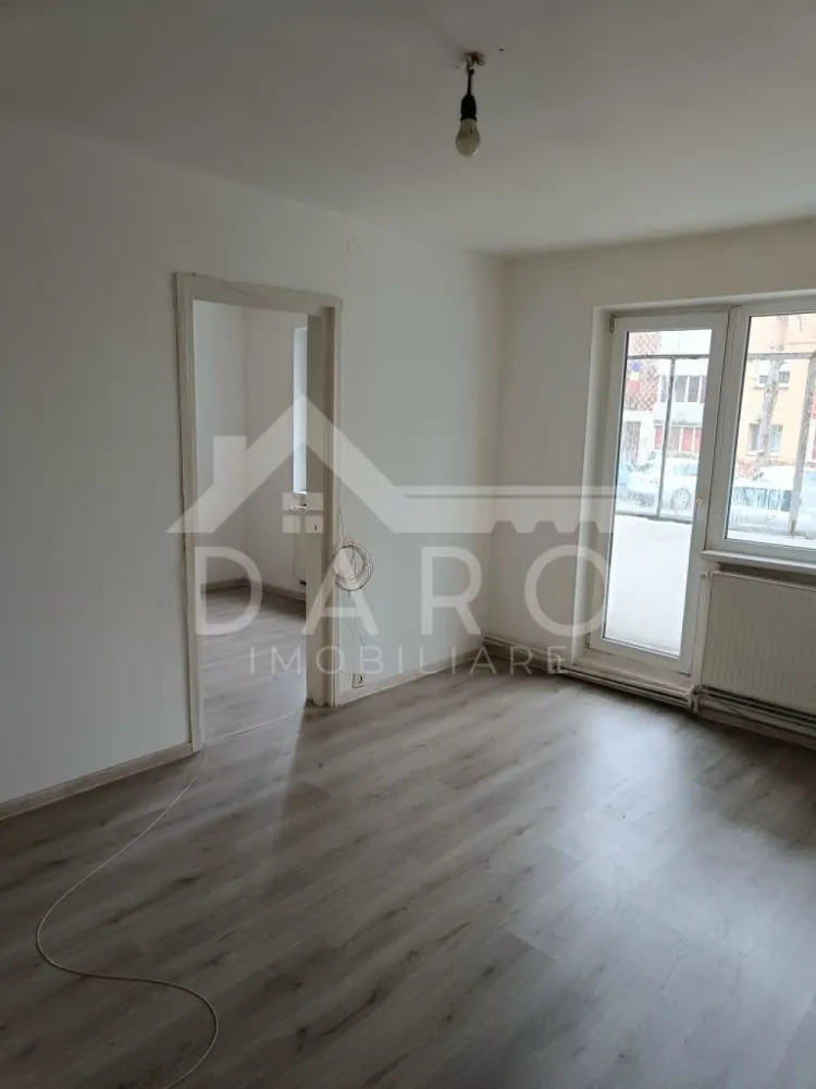 🏡 Apartament de vânzare – 2 camere | Parter | Strada Petru Dobra - 🏡 Apartament de vânzare – 2 camere | Parter | Strada Petru Dobra
Se oferă spre vânzare apartament cu 2 camere, situat la parter, pe strada Petru Dobra, într-o zonă liniștită, ideal pentru locuit sau investiție.
🏢 Parter
✔ balcon
✔ pivniță sub balcon – spațiu suplimentar de depozitare
Compartimentare:
✔ living
✔ dormitor
✔ bucătărie
✔ baie
✔ hol
✔ balcon
Dotări și utilități:
✔ parchet laminat
✔ geamuri termopan
✔ locuință practică și ușor de întreținut
Avantaje:
📍 aproape de grădiniță
📍 magazine de proximitate și Profi în apropiere
📍 zonă liniștită, cu acces rapid la facilități
📍 ideal pentru familie, persoane în vârstă sau investiție
💎 O oportunitate pentru cei care caută un apartament la parter, cu spații de depozitare și poziționare bună.
🤝 Proprietate promovată prin DARO Imobiliare
💳 Pentru achiziție, prin Kiwi Finance beneficiezi de:
✔ analiză GRATUITĂ a eligibilității
✔ acces la oferte de la peste 12 bănci
✔ negocierea dobânzii în favoarea ta
✔ suport complet până la semnarea contractului
📞 Detalii și vizionări:
Coman Maria – DARO Imobiliare & Kiwi Finance
📱 0749 535 729
🔑 DARO Imobiliare – găsim proprietatea potrivită.
💳 Kiwi Finance – obținem creditul pentru a o cumpăra.