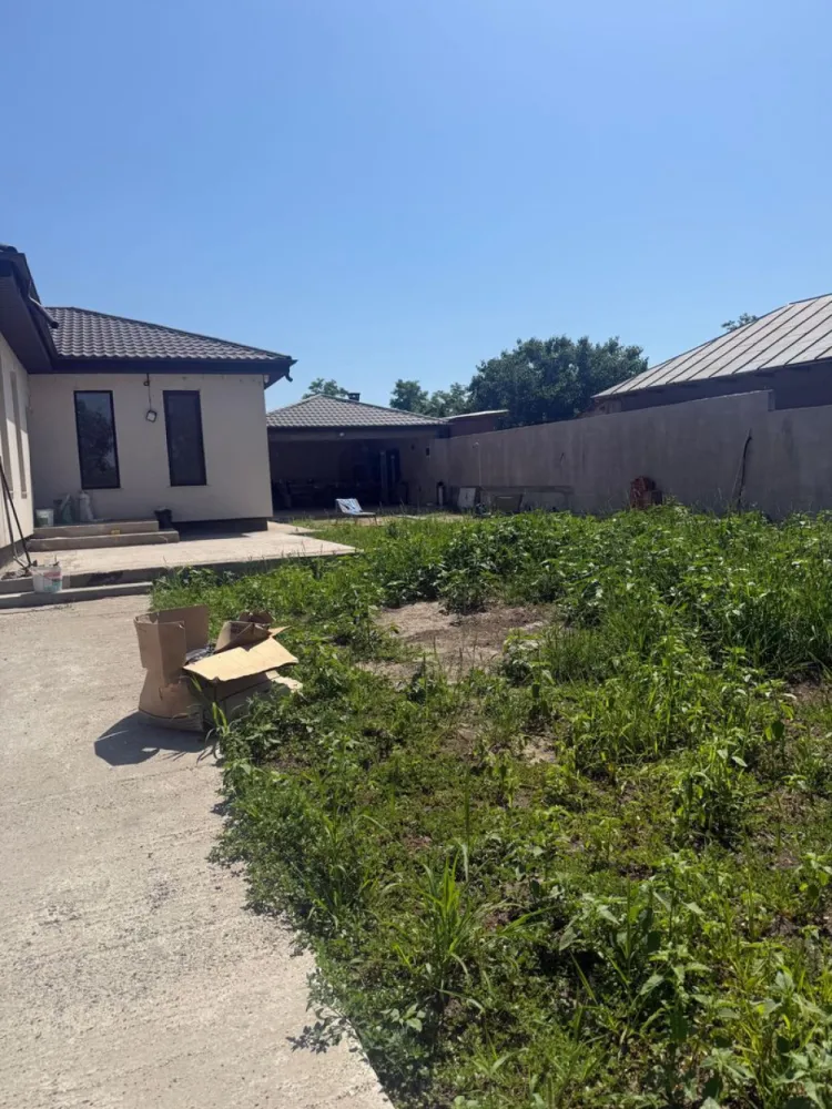 De vanzare casa noua in sat Costi, 145.000 euro - Se oferă spre vânzare casă construită în anul 2024, amplasată în satul Costi, pe strada Frunzei, într-o zonă liniștită, cu acces facil și toate utilitățile disponibile.
Proprietatea este edificată pe un teren de 643 mp, cu un front stradal de 19 ml, având o suprafață construită de 150 mp.
Compartimentarea este practică și oferă spațiul necesar unei familii:
 -3 dormitoare;
 -living cu bucătărie open-space;
 - 2 băi.
Casa dispune de încălzire și este racordată la apă, gaz, curent electric și canalizare.
Imobilul se vinde nefinalizat complet la interior, oferind noului proprietar libertatea de a alege finisajele și de a amenaja locuința după propriul stil și preferințe.
Dacă sunteți în căutarea unei case noi, cu teren generos și o compartimentare funcțională, această proprietate poate fi alegerea potrivită.
Pret 145.000 euro
Se percepe comision de tranzactionare 1,5%.
pentru detalii si programare vizionare 0746.252.252 Liliana Ene, Agentia Mag Invest.