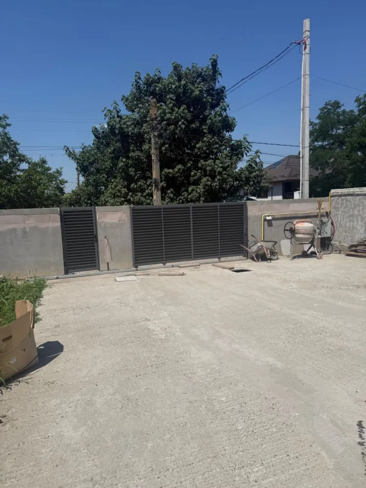 De vanzare casa noua in sat Costi, 145.000 euro - Se oferă spre vânzare casă construită în anul 2024, amplasată în satul Costi, pe strada Frunzei, într-o zonă liniștită, cu acces facil și toate utilitățile disponibile.
Proprietatea este edificată pe un teren de 643 mp, cu un front stradal de 19 ml, având o suprafață construită de 150 mp.
Compartimentarea este practică și oferă spațiul necesar unei familii:
 -3 dormitoare;
 -living cu bucătărie open-space;
 - 2 băi.
Casa dispune de încălzire și este racordată la apă, gaz, curent electric și canalizare.
Imobilul se vinde nefinalizat complet la interior, oferind noului proprietar libertatea de a alege finisajele și de a amenaja locuința după propriul stil și preferințe.
Dacă sunteți în căutarea unei case noi, cu teren generos și o compartimentare funcțională, această proprietate poate fi alegerea potrivită.
Pret 145.000 euro
Se percepe comision de tranzactionare 1,5%.
pentru detalii si programare vizionare 0746.252.252 Liliana Ene, Agentia Mag Invest.